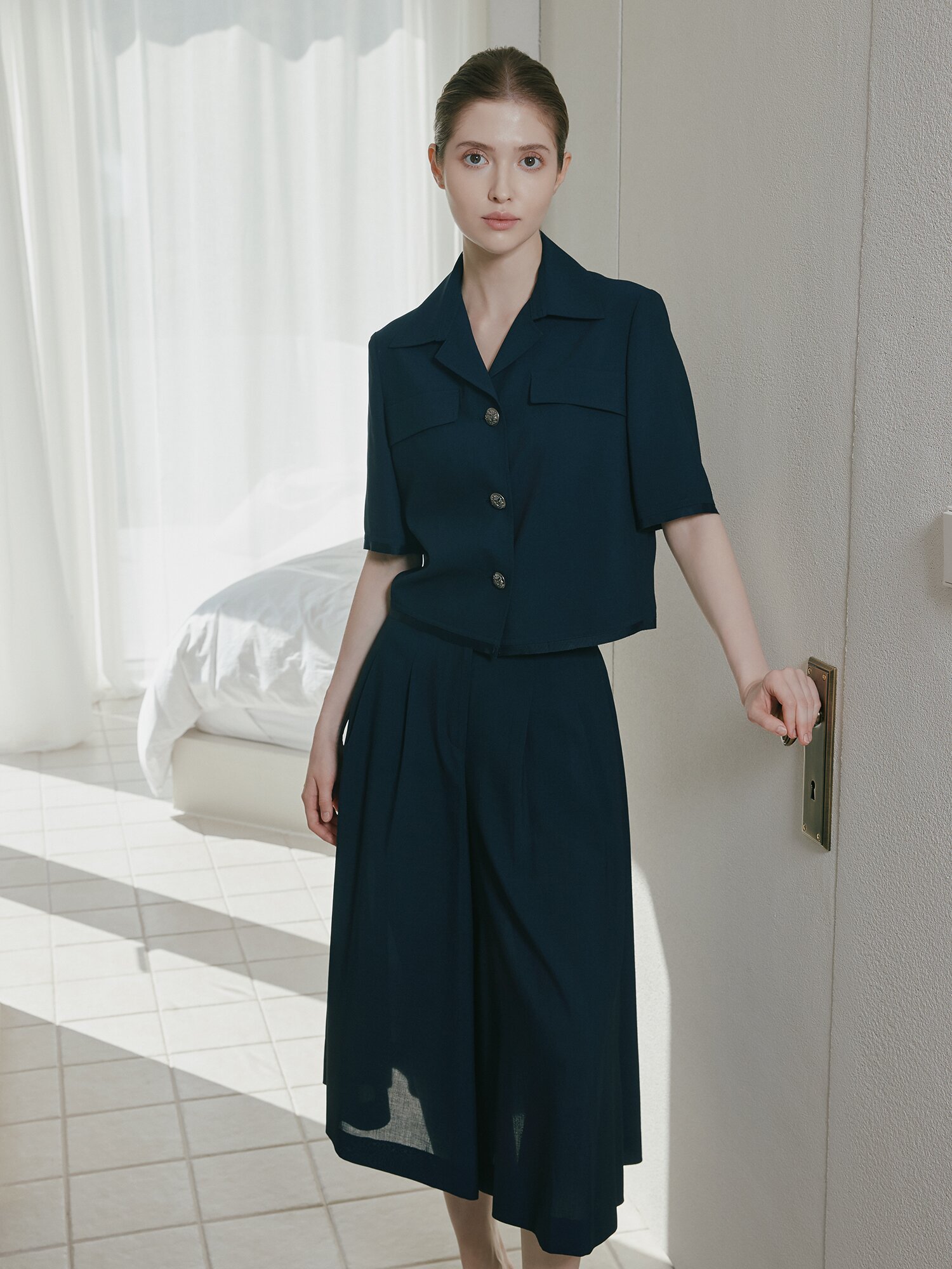 플랩 오픈 칼라 크롭 블라우스 (NAVY)