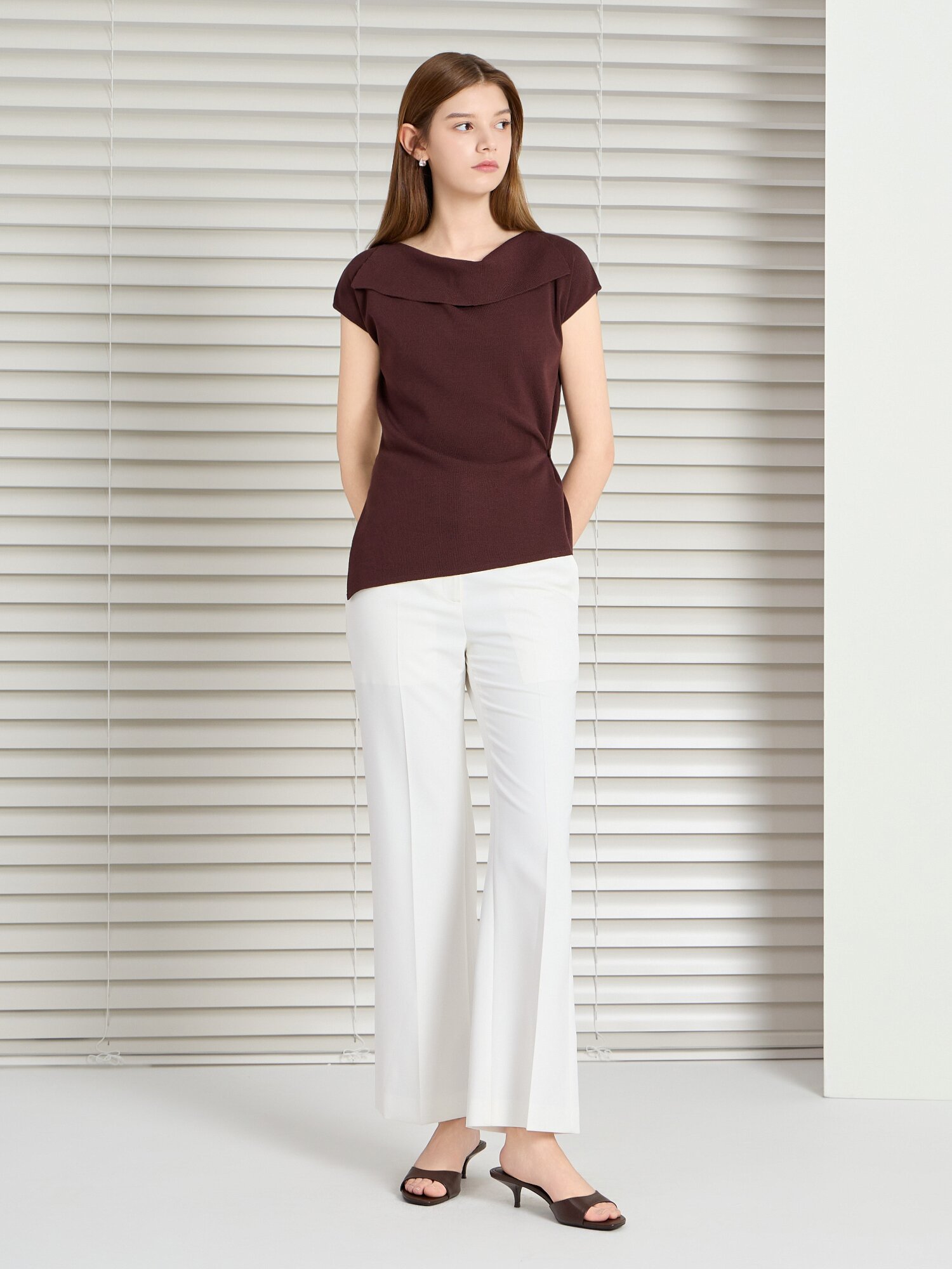 탭 장식 백 밴딩 부츠컷 팬츠 (WHITE)