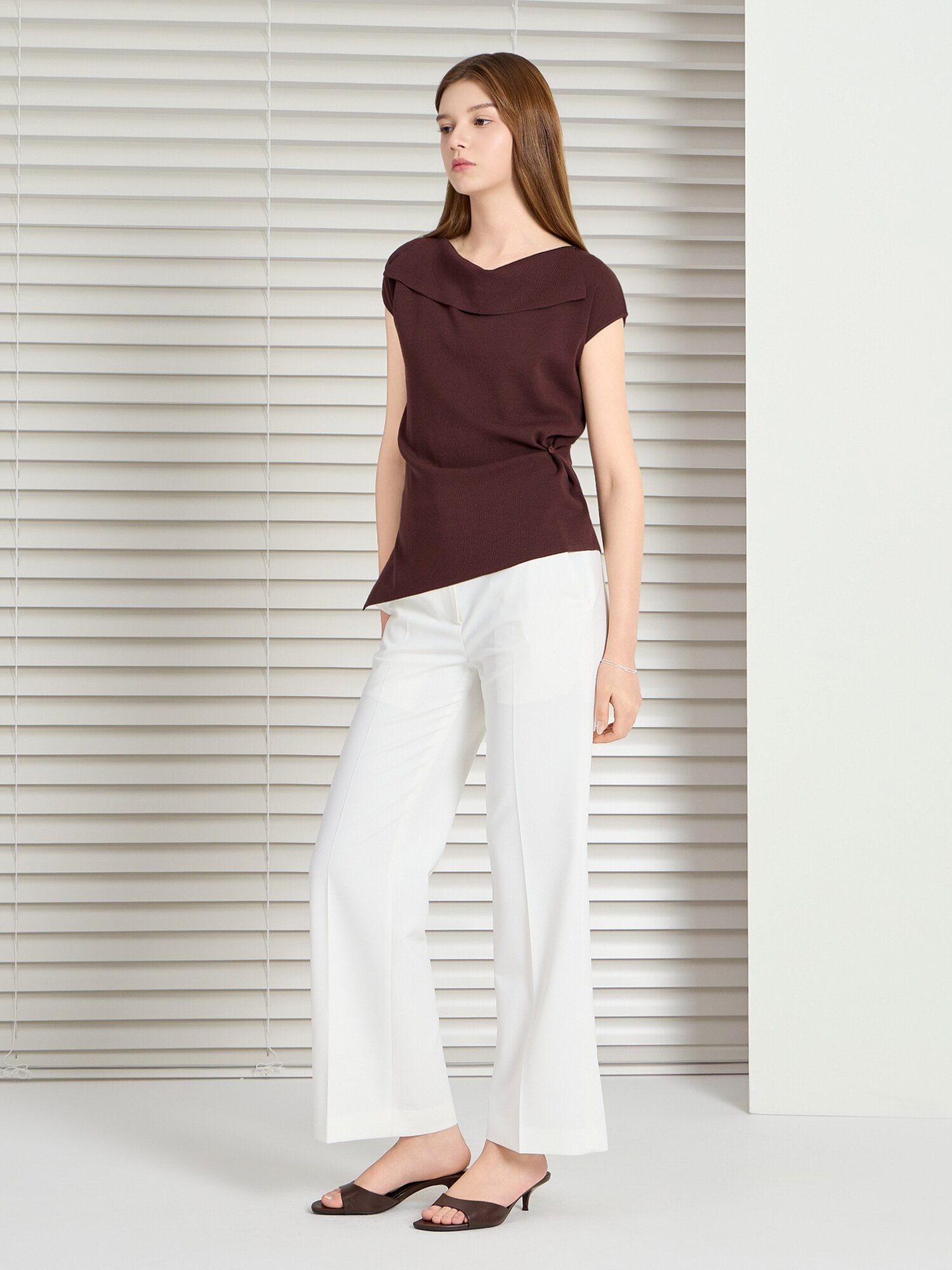 탭 장식 백 밴딩 부츠컷 팬츠 (WHITE)
