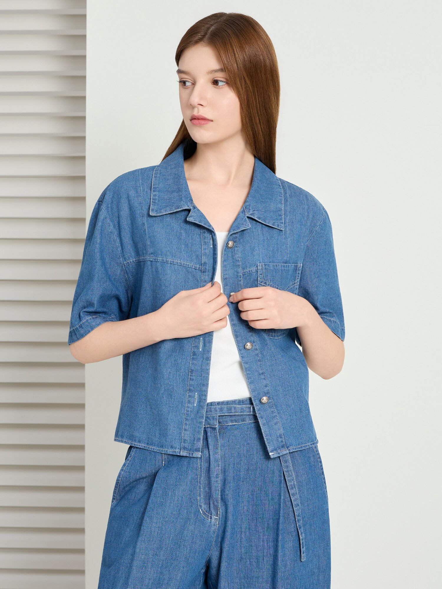 오픈 칼라 크롭 데님 블라우스 (BLUE)