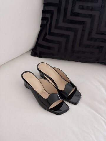 wave line wedge mule black