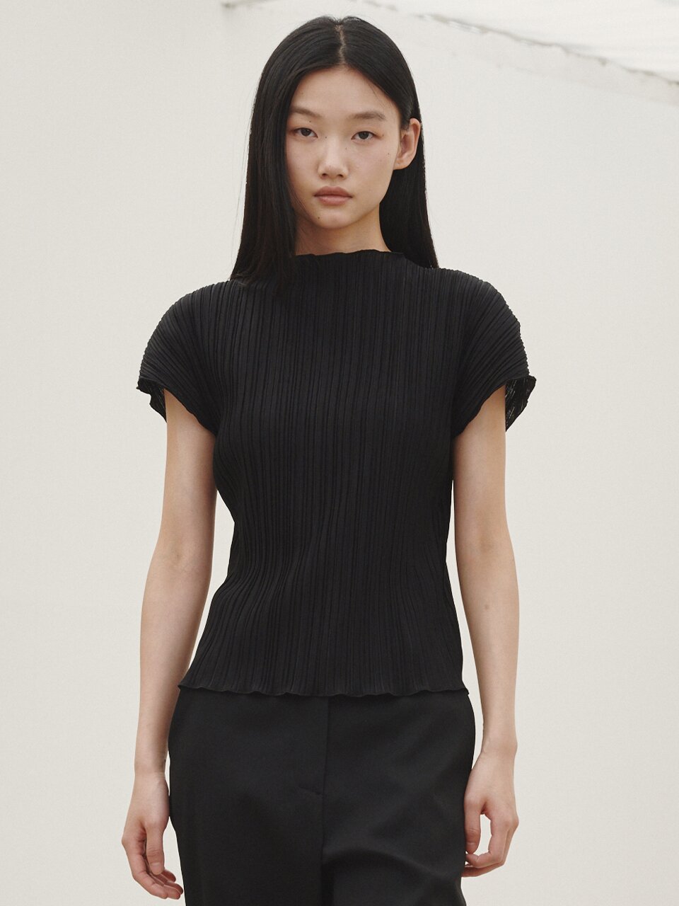 플리츠 모크넥 티셔츠 - 블랙 / Pleated Mock Neck T-shirt - Black
