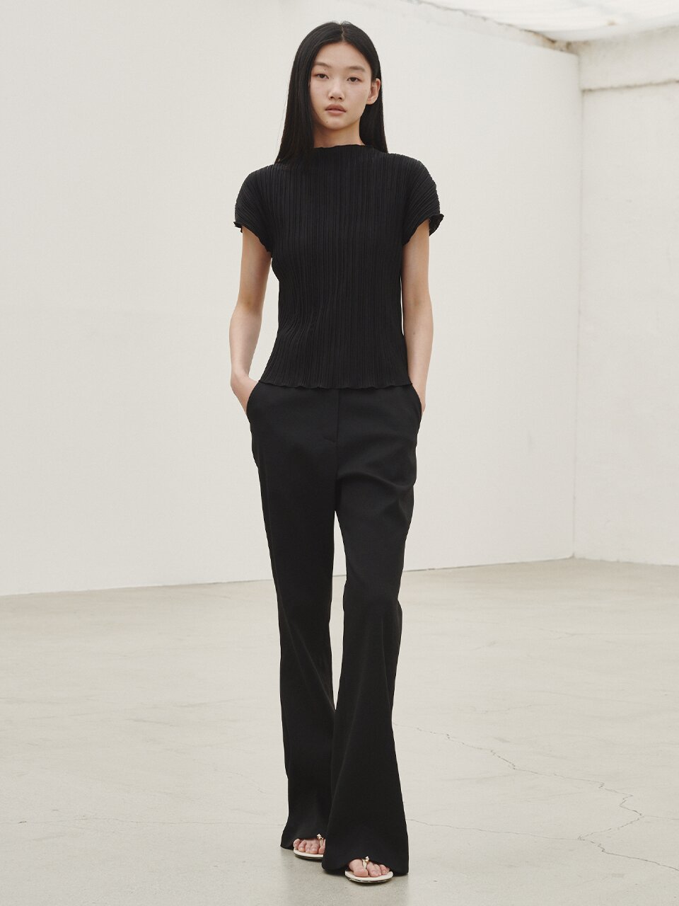 플리츠 모크넥 티셔츠 - 블랙 / Pleated Mock Neck T-shirt - Black