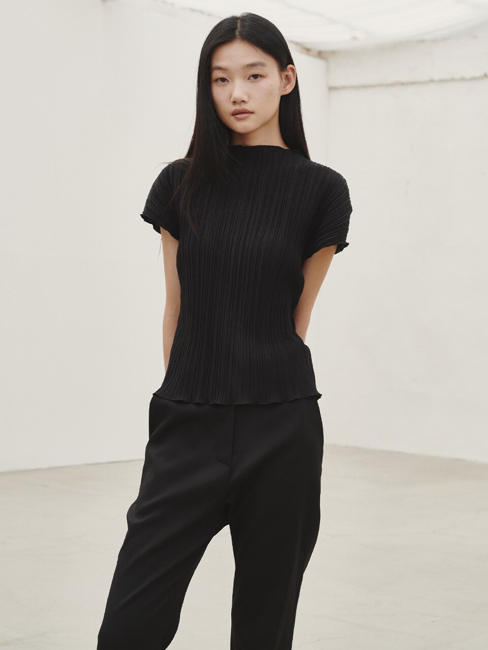 플리츠 모크넥 티셔츠 - 블랙 / Pleated Mock Neck T-shirt - Black