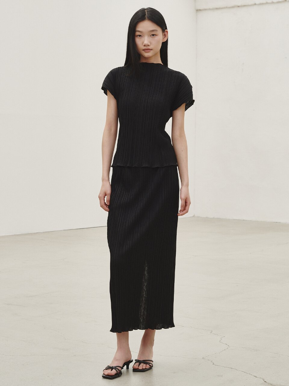 플리츠 모크넥 티셔츠 - 블랙 / Pleated Mock Neck T-shirt - Black