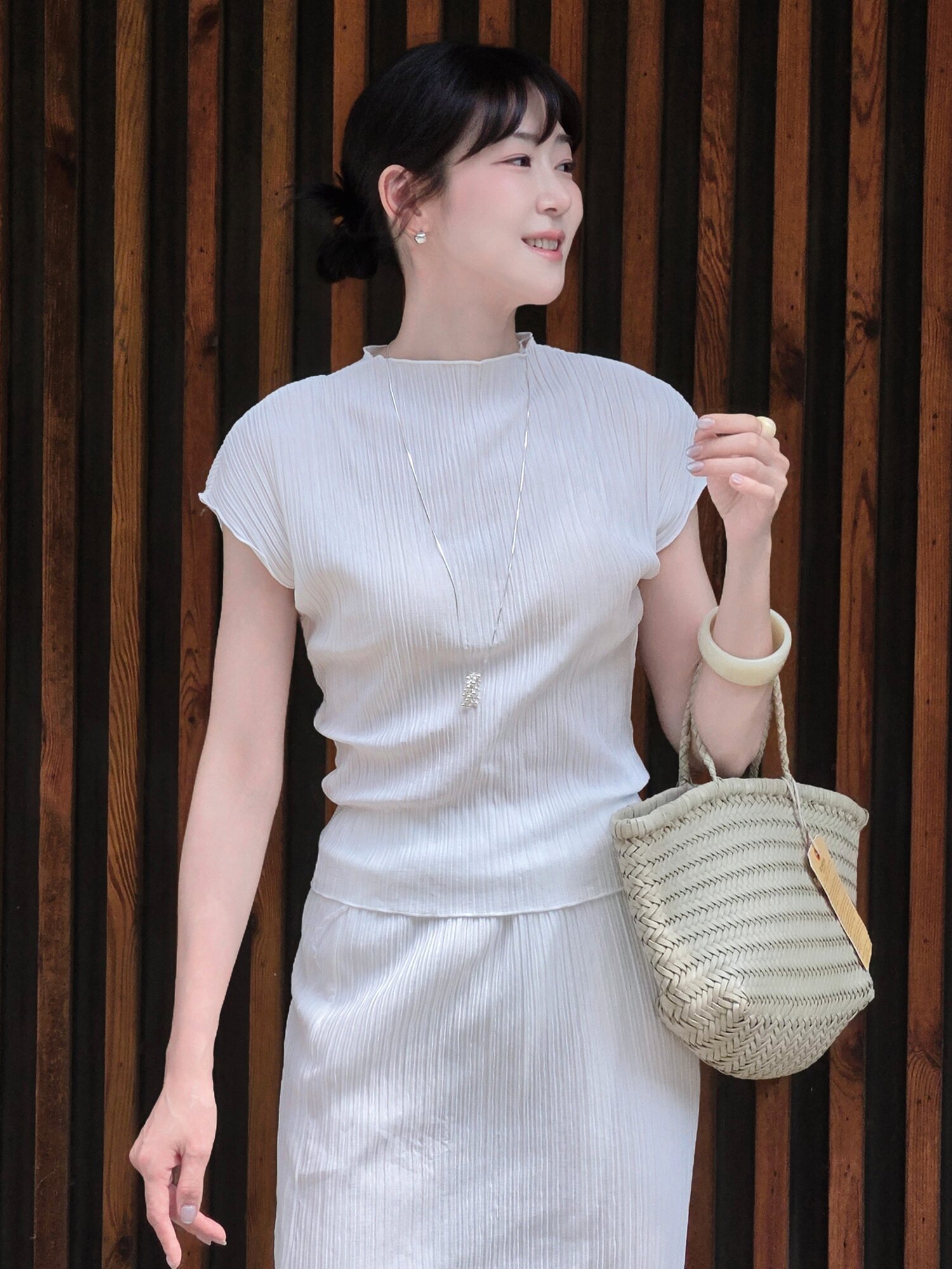 플리츠 모크넥 티셔츠 - 화이트 / Pleated Mock Neck T-shirt - White