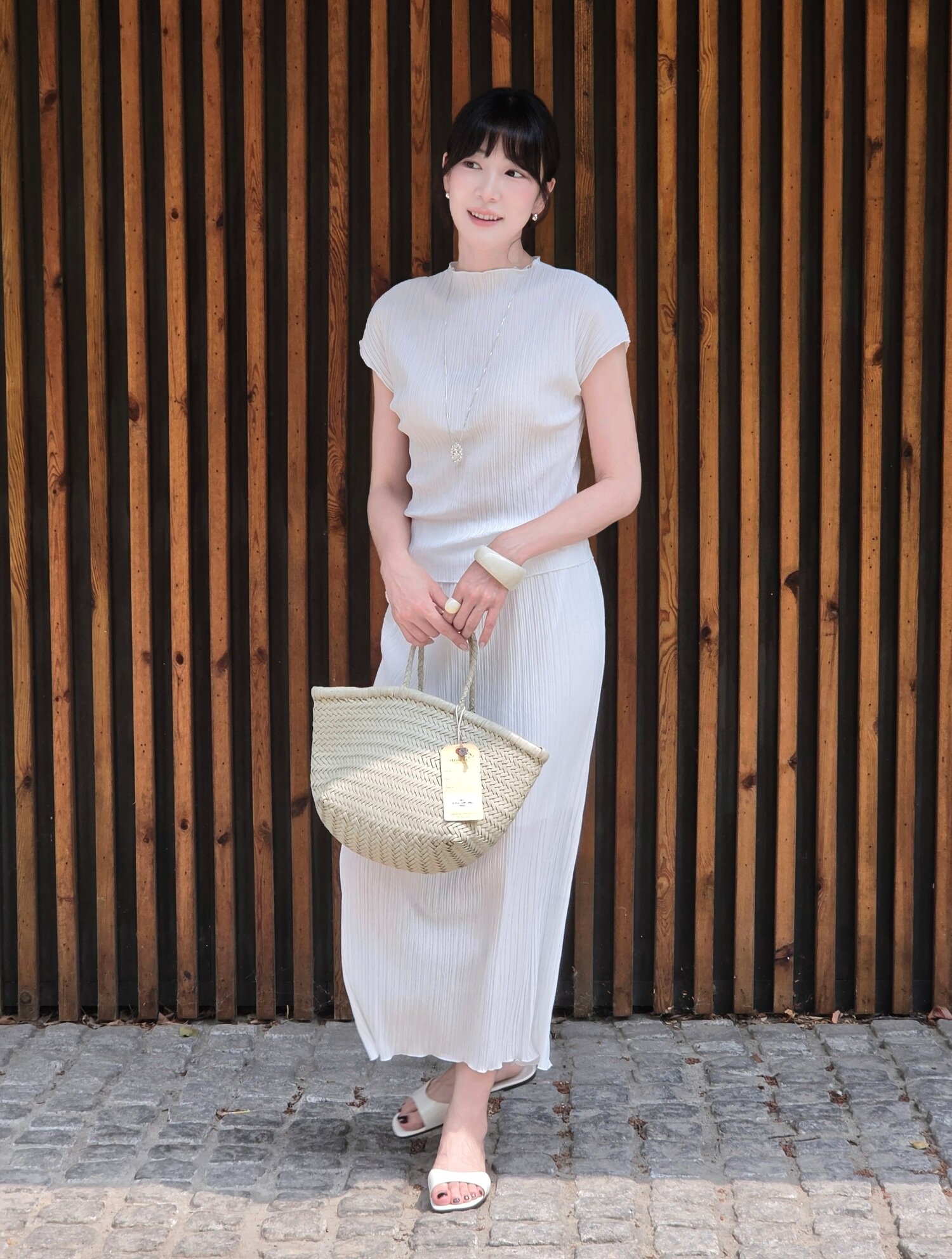 플리츠 모크넥 티셔츠 - 화이트 / Pleated Mock Neck T-shirt - White
