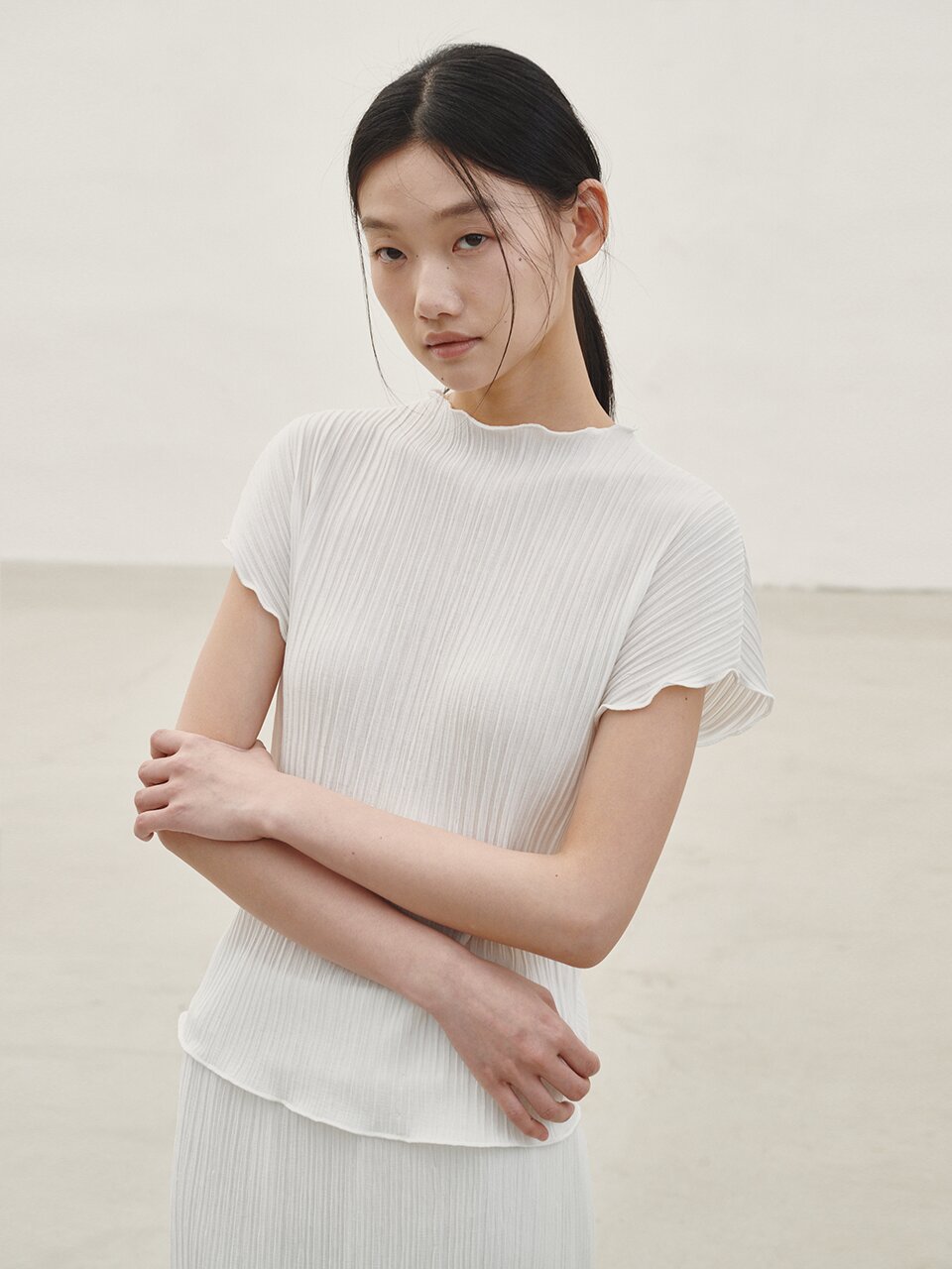 플리츠 모크넥 티셔츠 - 화이트 / Pleated Mock Neck T-shirt - White