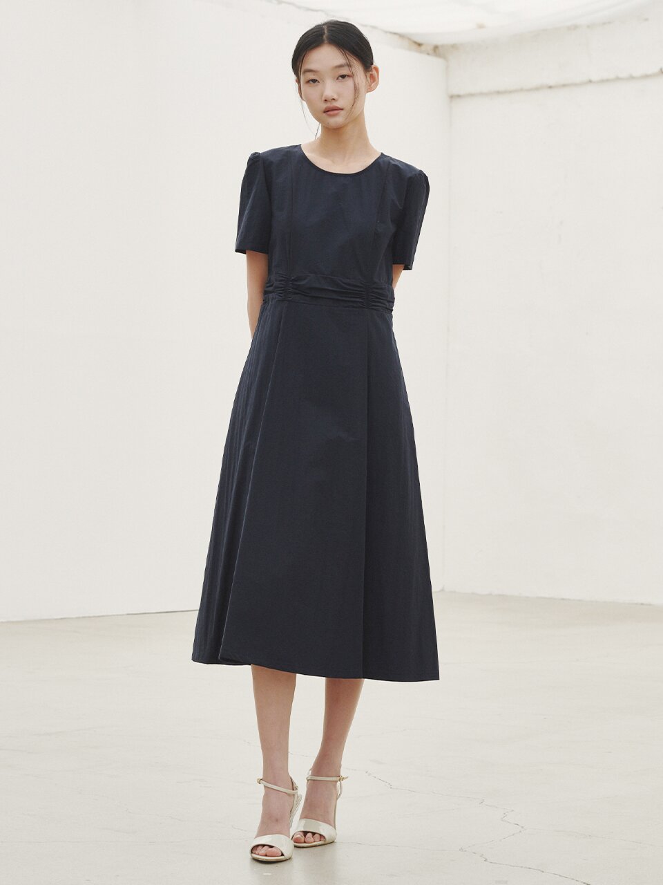 라운드 넥 셔링 포인트 드레스 - 네이비 / Round Neck Shirring Point Dress - Navy