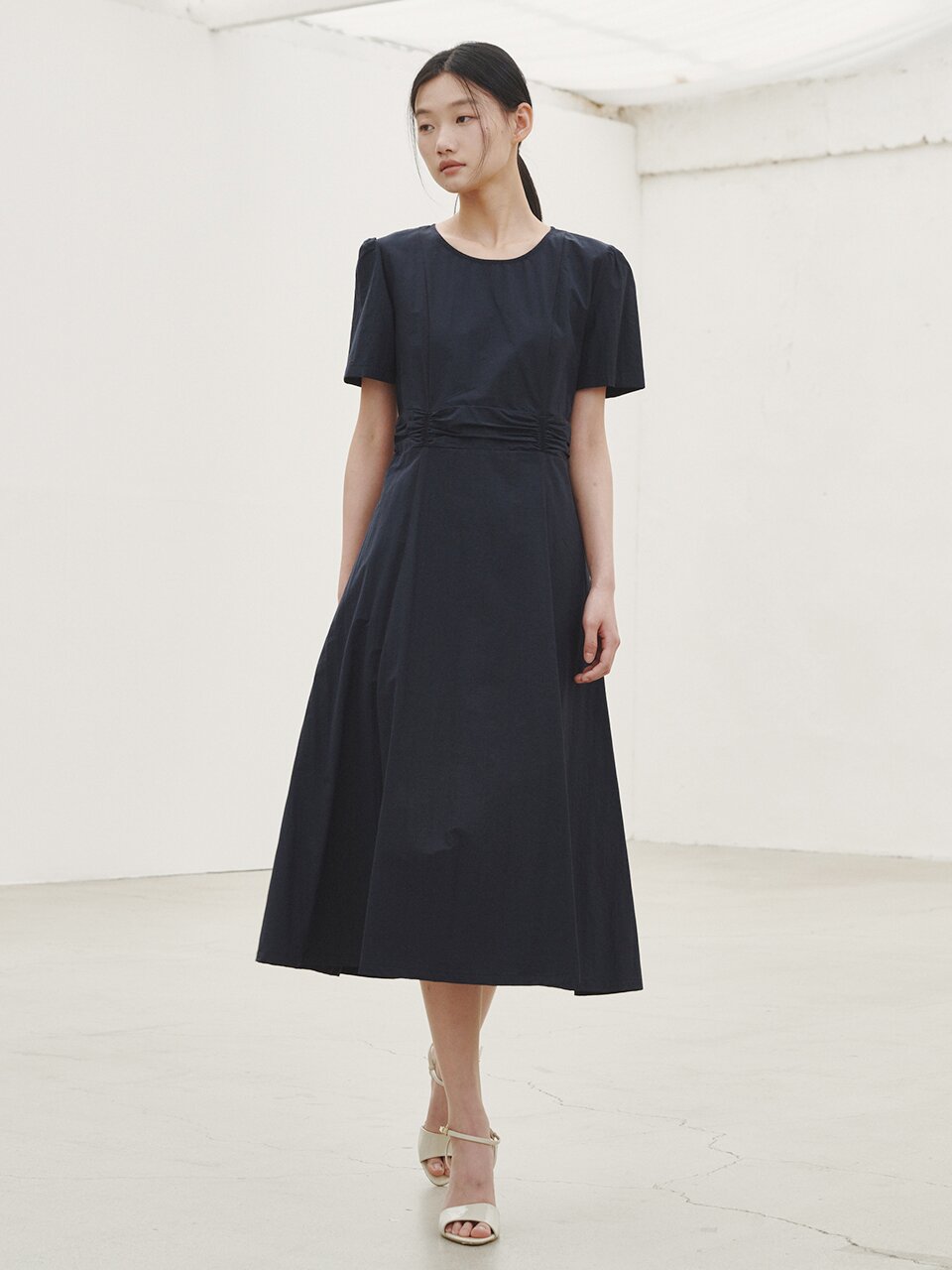 라운드 넥 셔링 포인트 드레스 - 네이비 / Round Neck Shirring Point Dress - Navy