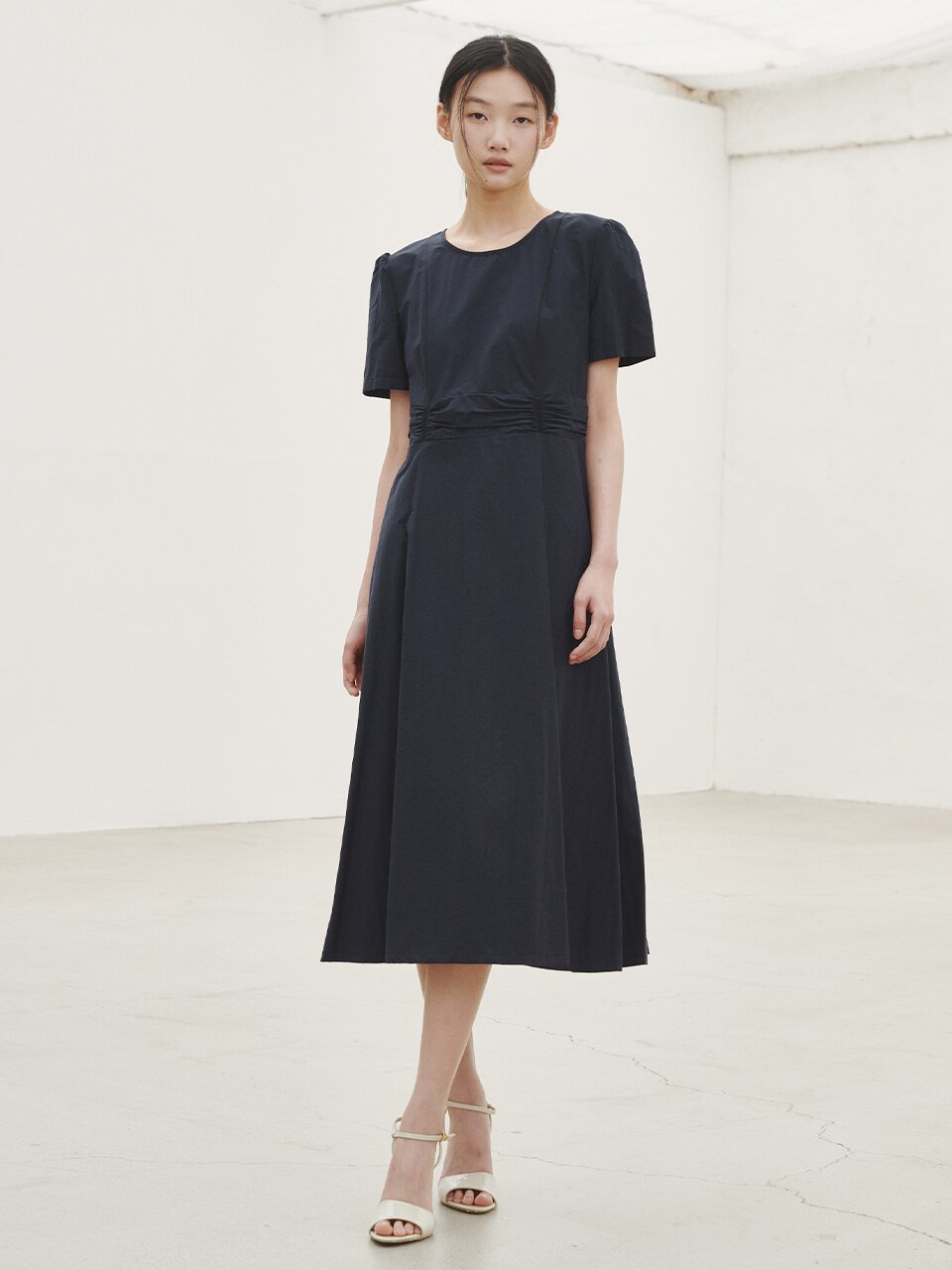라운드 넥 셔링 포인트 드레스 - 네이비 / Round Neck Shirring Point Dress - Navy
