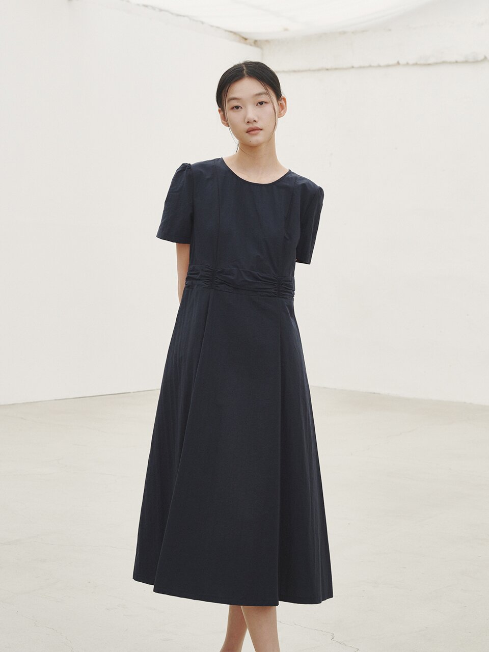 라운드 넥 셔링 포인트 드레스 - 네이비 / Round Neck Shirring Point Dress - Navy