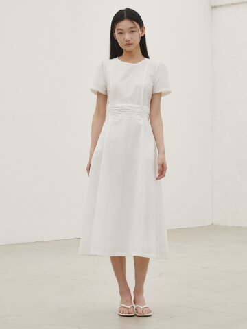 라운드 넥 셔링 포인트 드레스 - 화이트 / Round Neck Shirring Point Dress - White