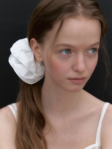 Crisp Volume Scrunchie (white)