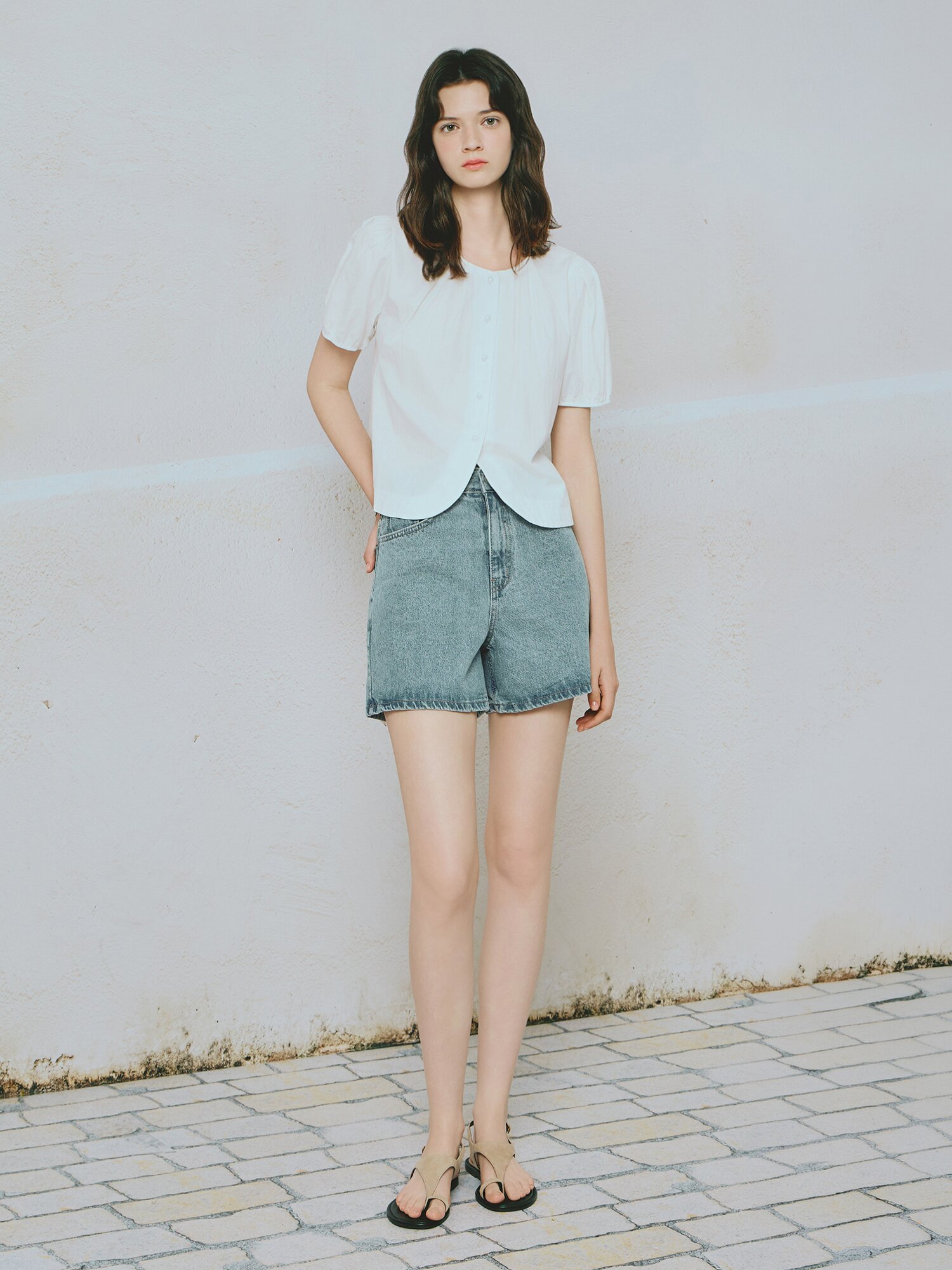 핀 턱 라운드넥 셔링 블라우스 (WHITE)