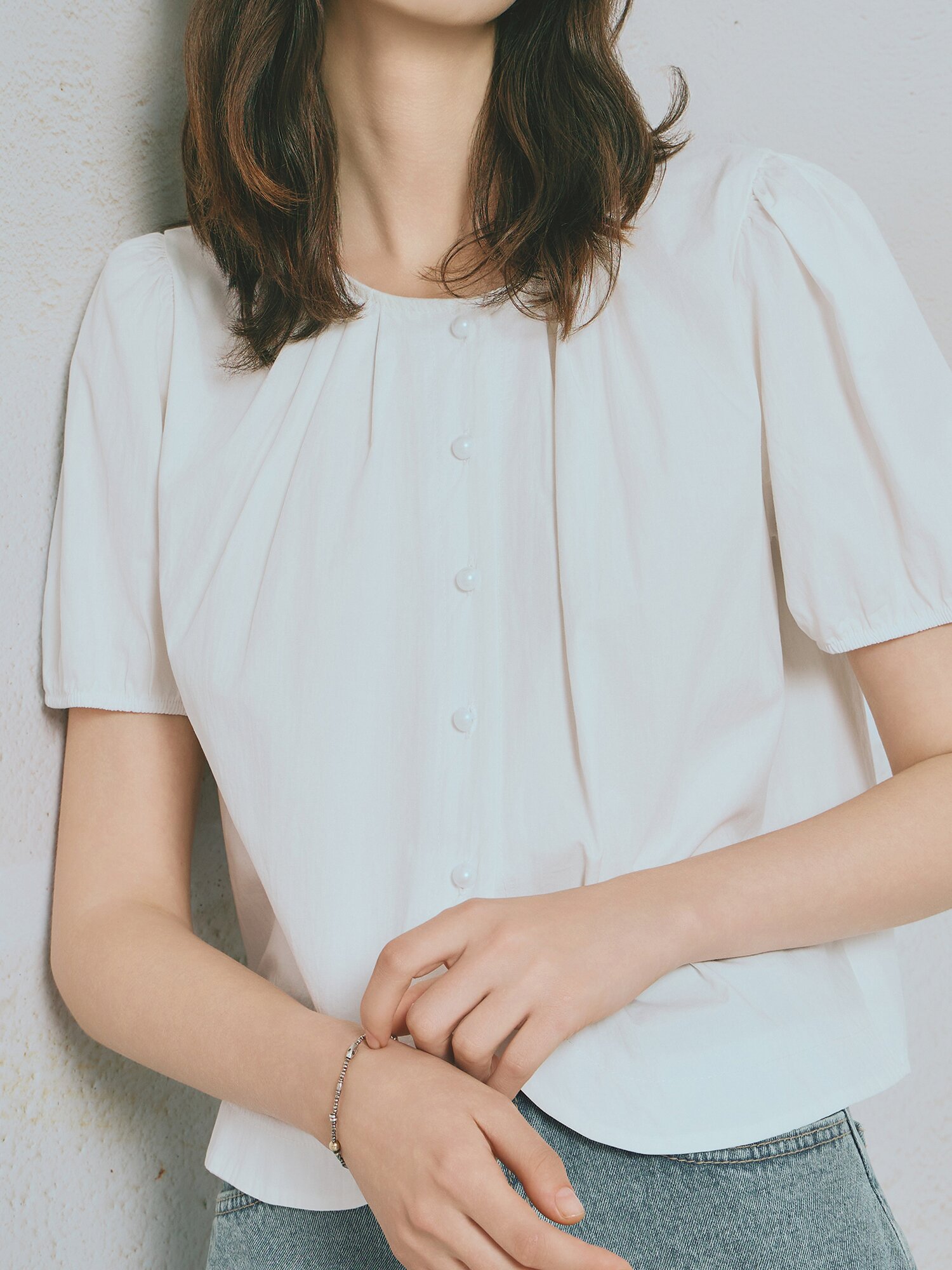 핀 턱 라운드넥 셔링 블라우스 (WHITE)