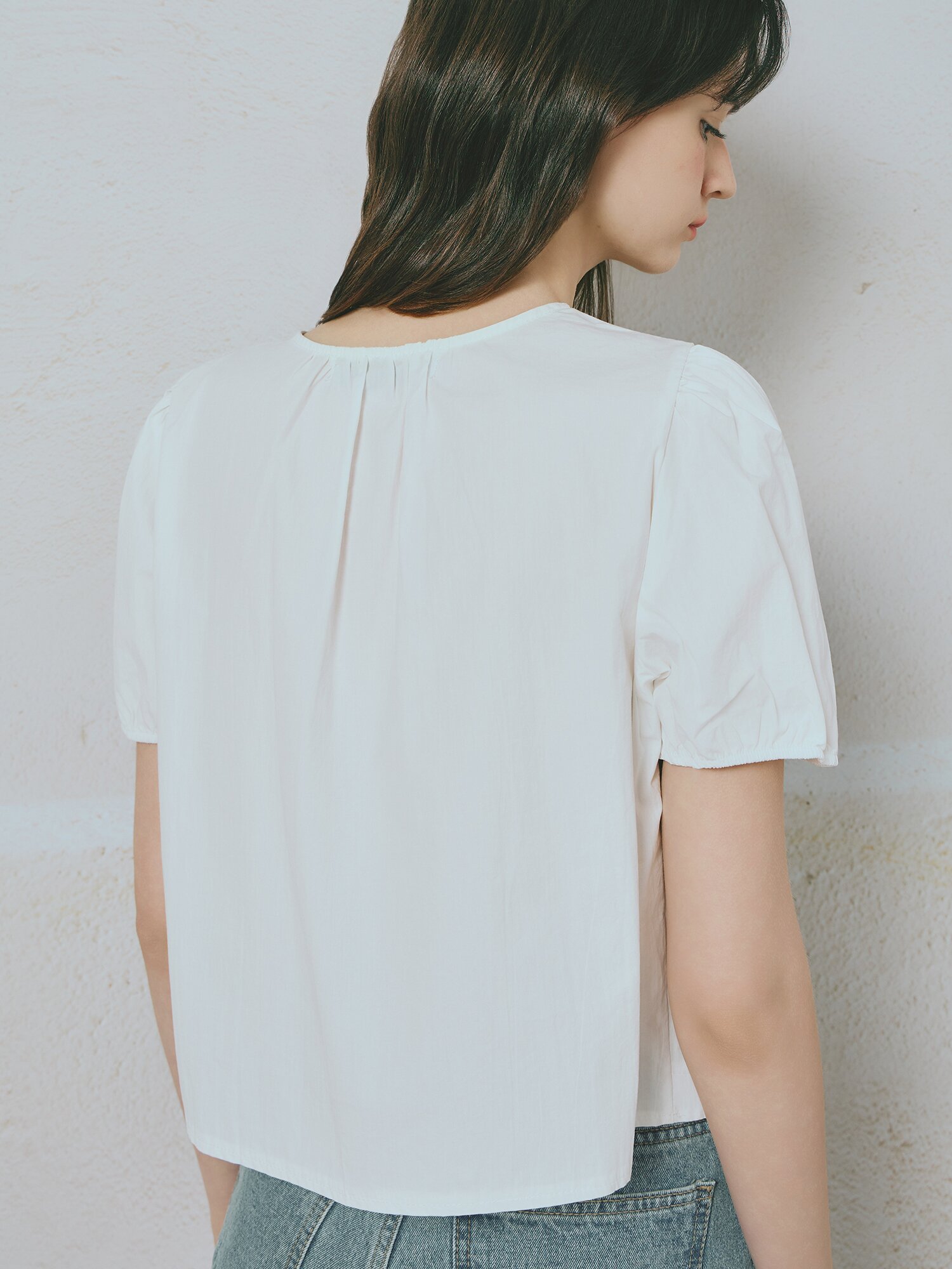 핀 턱 라운드넥 셔링 블라우스 (WHITE)