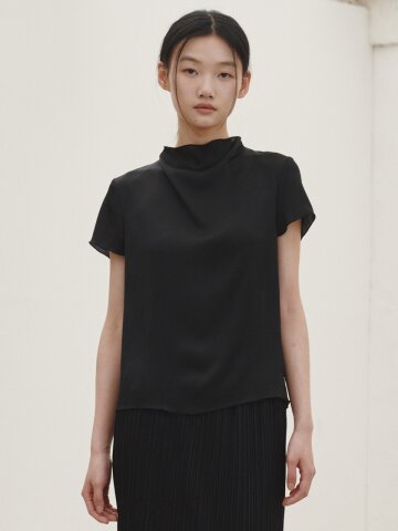 하프 슬리브 실키 블라우스 - 블랙 / Half-sleeved silky blouse - Black