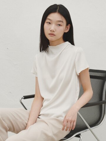 하프 슬리브 실키 블라우스 - 아이보리 / Half-sleeved silky blouse - Ivory
