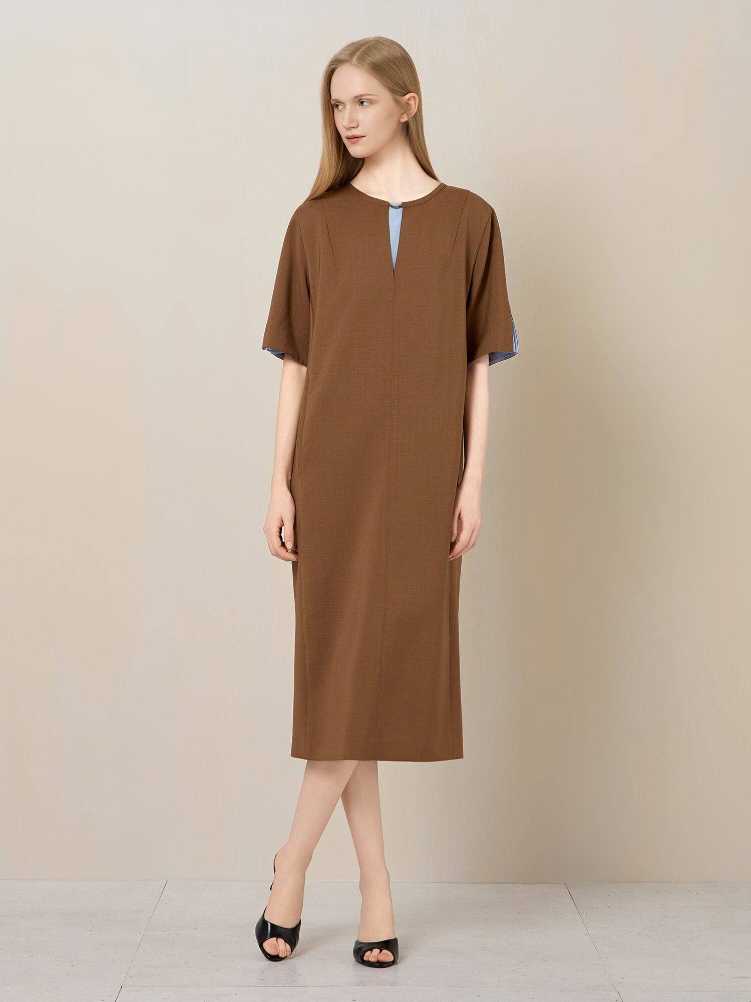 넥 슬릿 포인트 롱 원피스 (LIGHT BROWN)