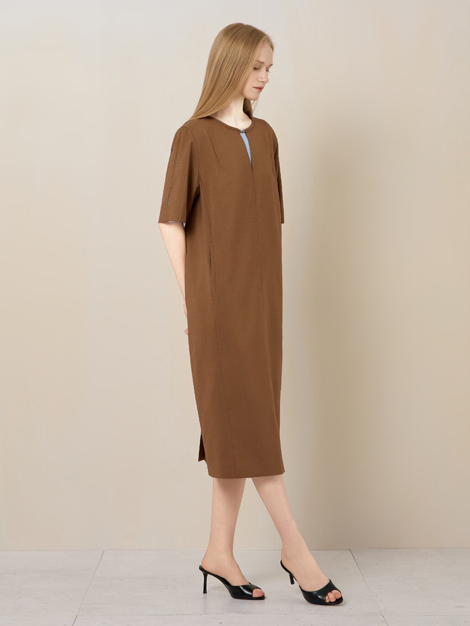 넥 슬릿 포인트 롱 원피스 (LIGHT BROWN)