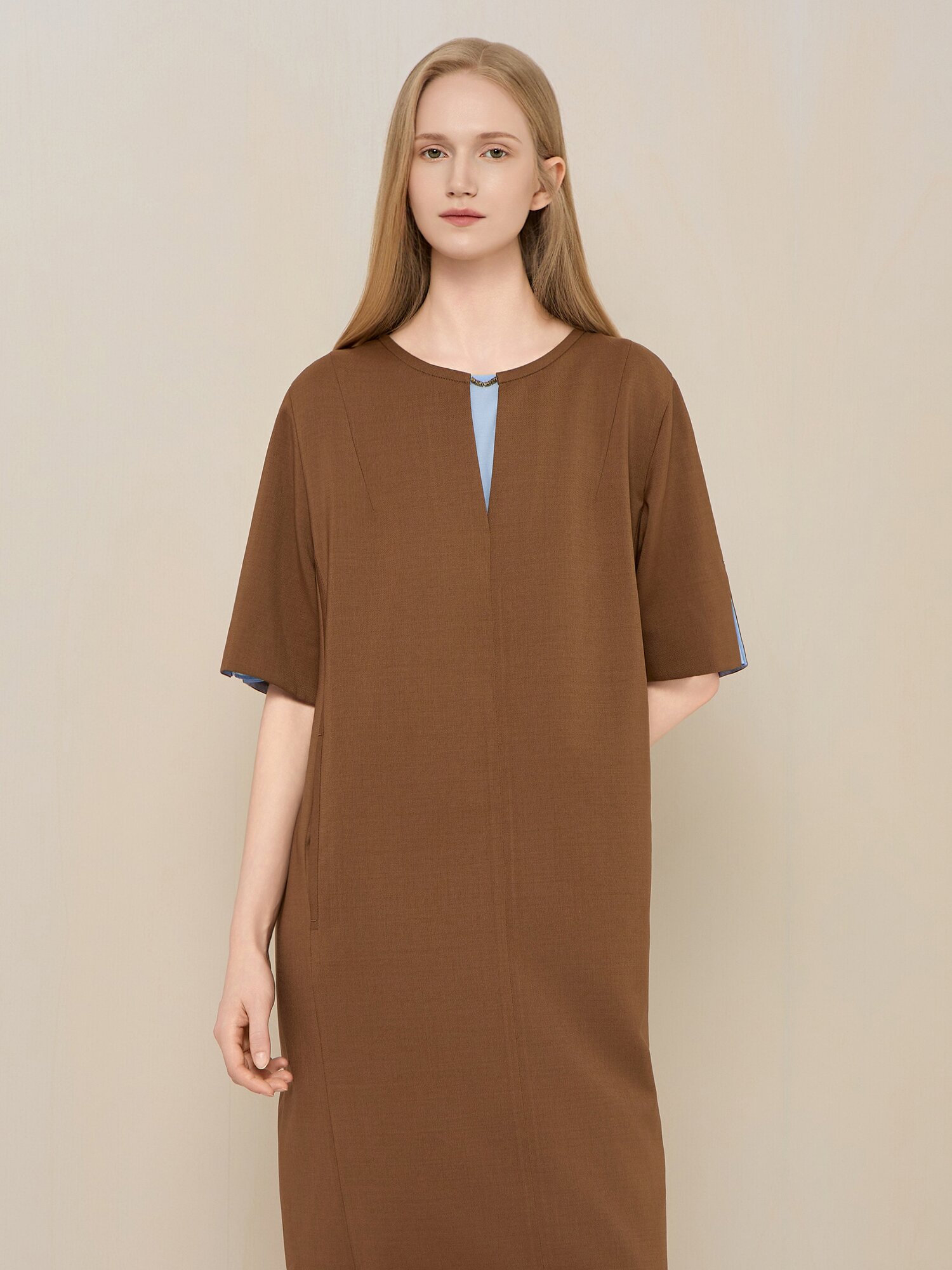 넥 슬릿 포인트 롱 원피스 (LIGHT BROWN)