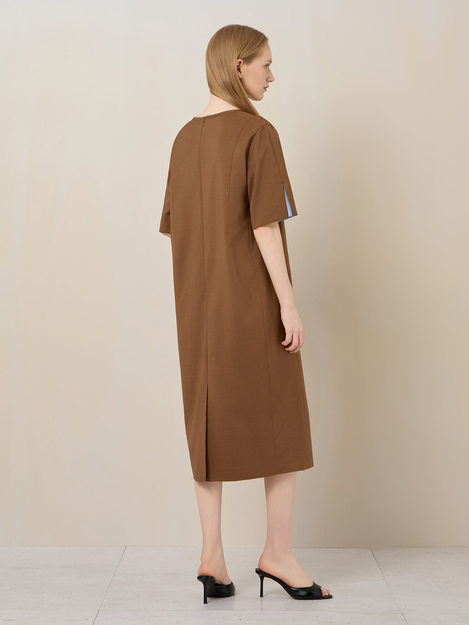 넥 슬릿 포인트 롱 원피스 (LIGHT BROWN)