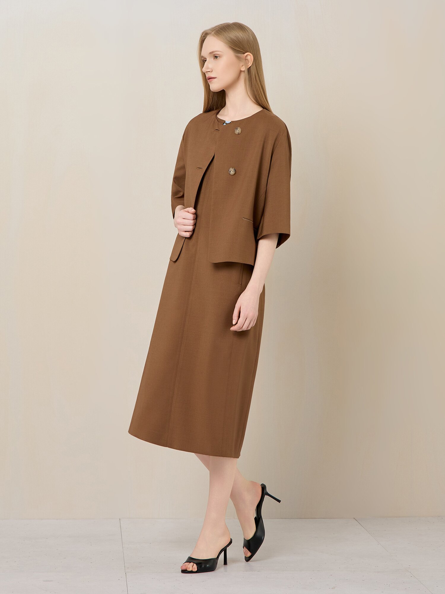 넥 슬릿 포인트 롱 원피스 (LIGHT BROWN)