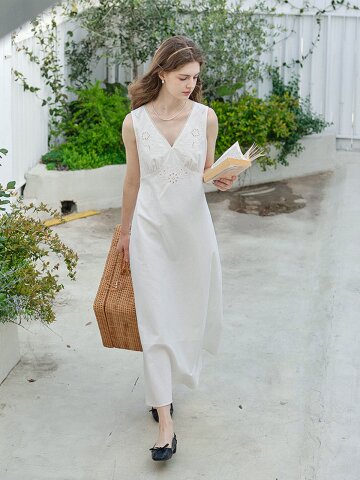 SR_Feminine white camisole dress
