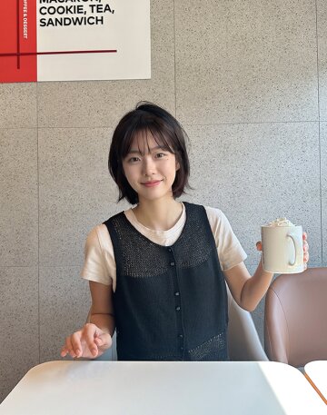 타이니 버튼 시스루 레이어링 니트 베스트_블랙