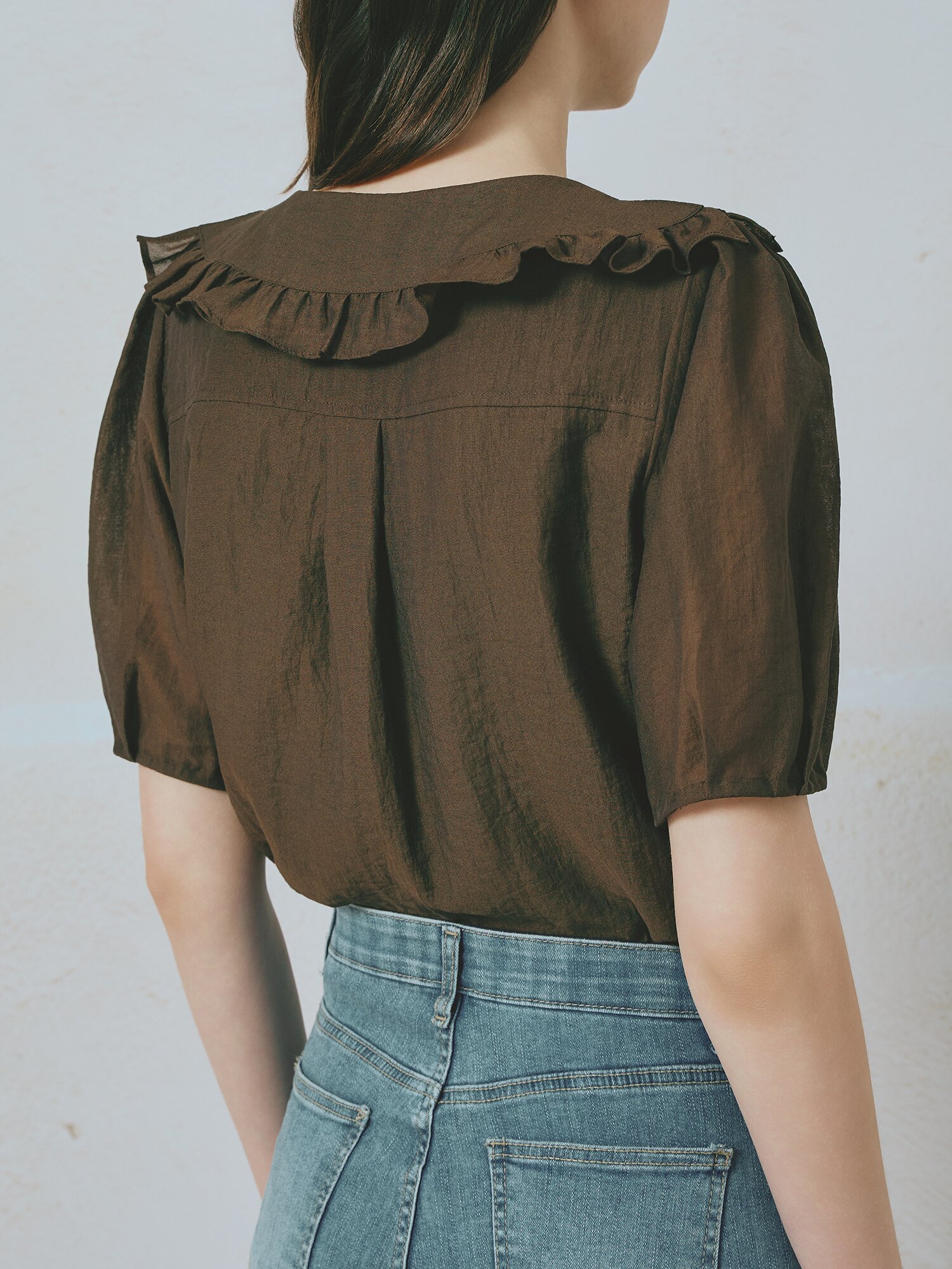 러플넥 퍼프 슬리브 블라우스 (DARK BROWN)