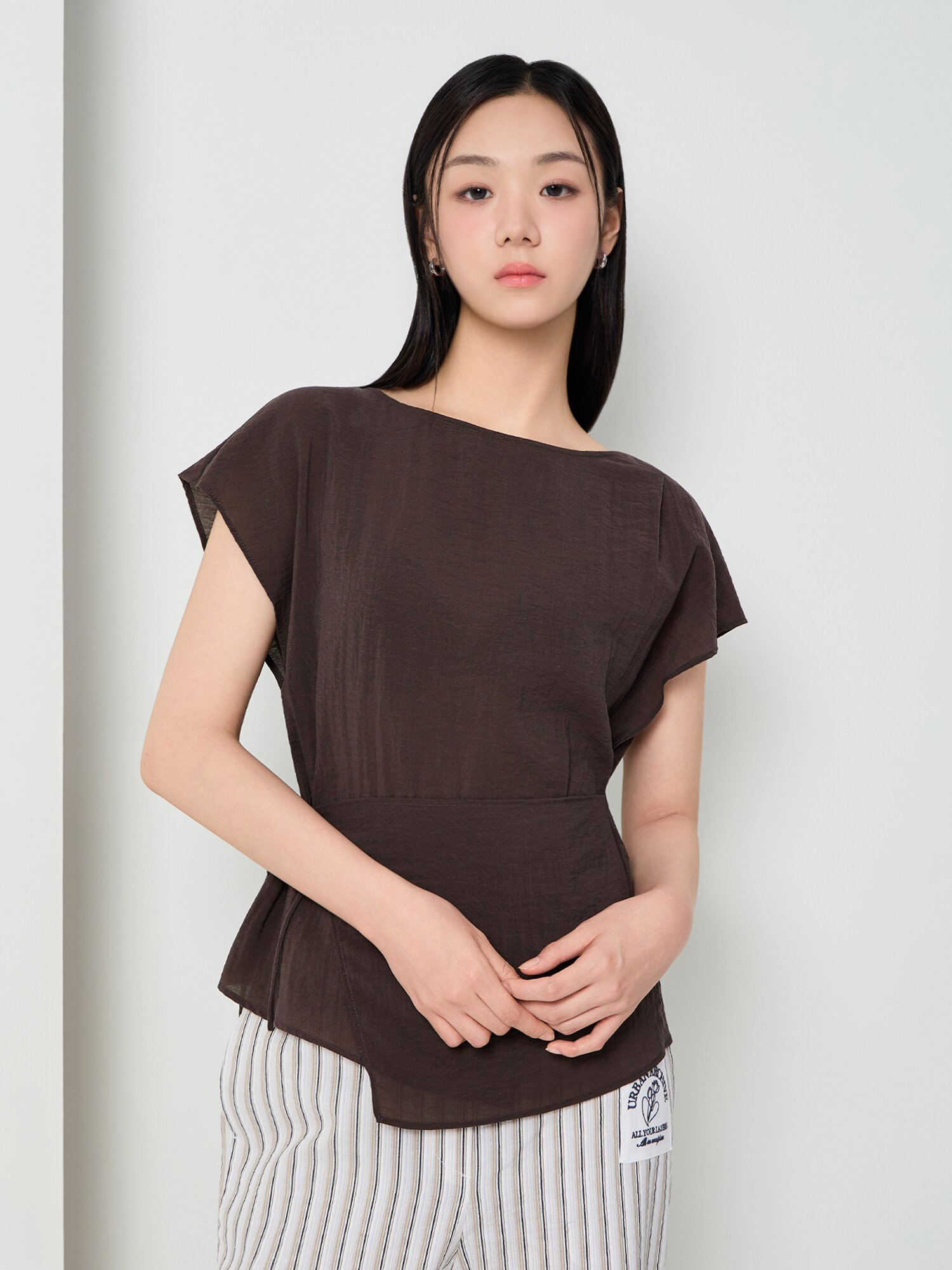 린넨 캡 슬리브 랩 블라우스 (DARK BROWN)