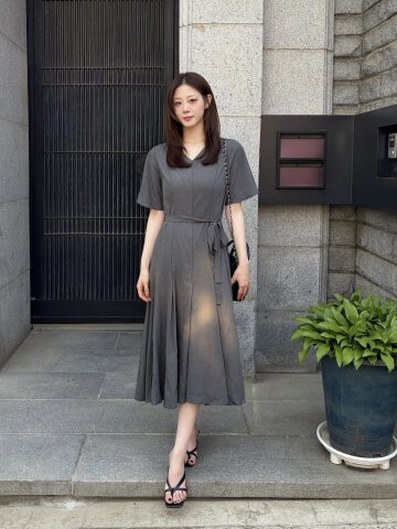 핀턱 브이넥 플레어 원피스 