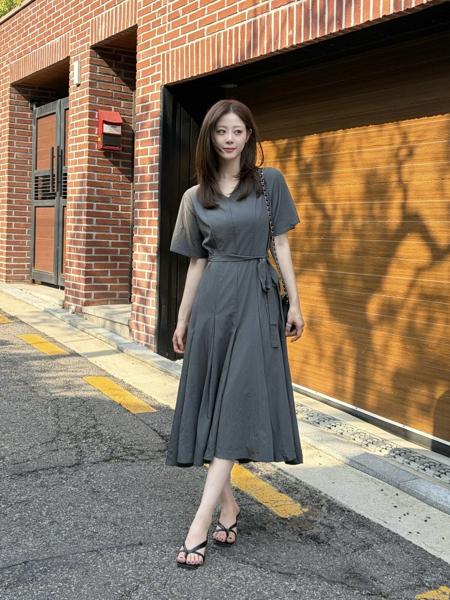 핀턱 브이넥 플레어 원피스 (DARK GREY)