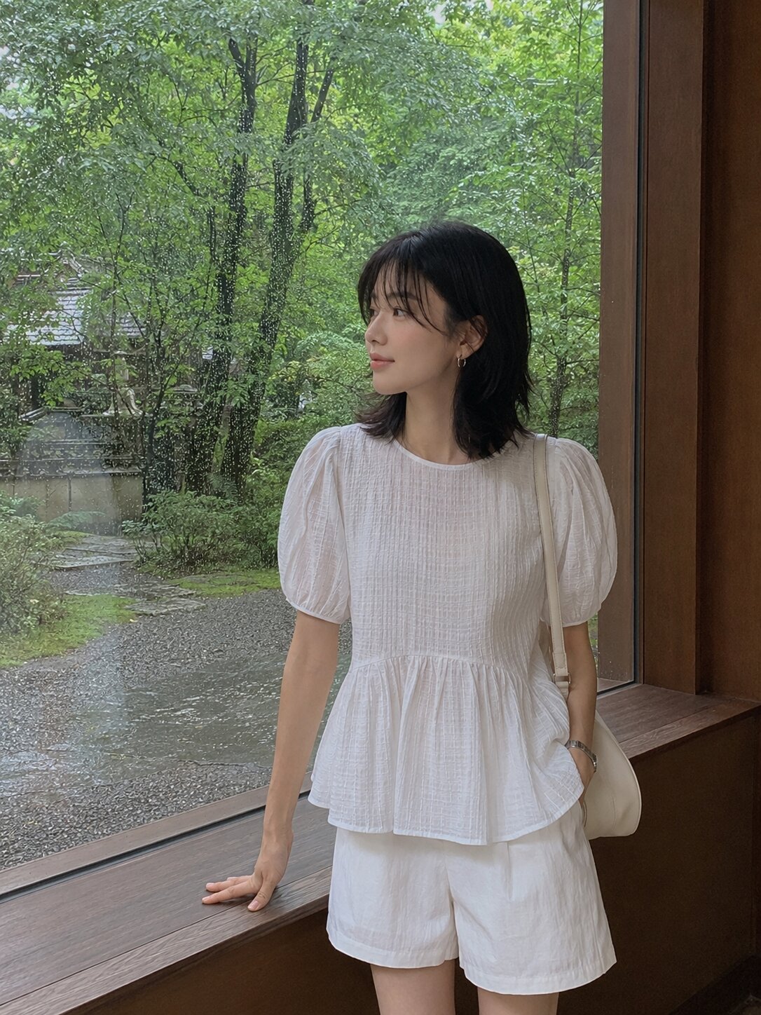 라운드넥 볼륨 셔링 블라우스 (WHITE)