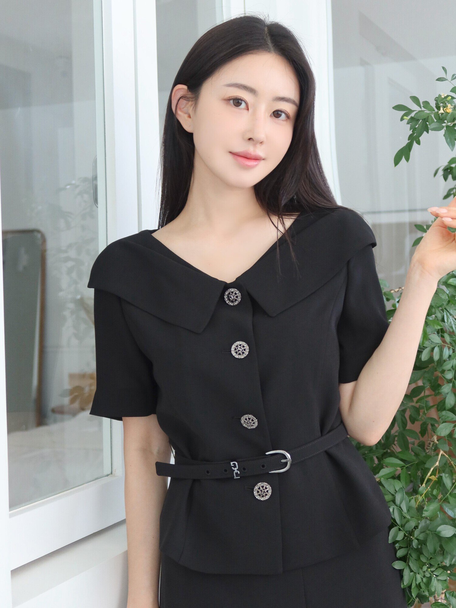 쥬얼 버튼 와이드 칼라 블라우스 (BLACK)