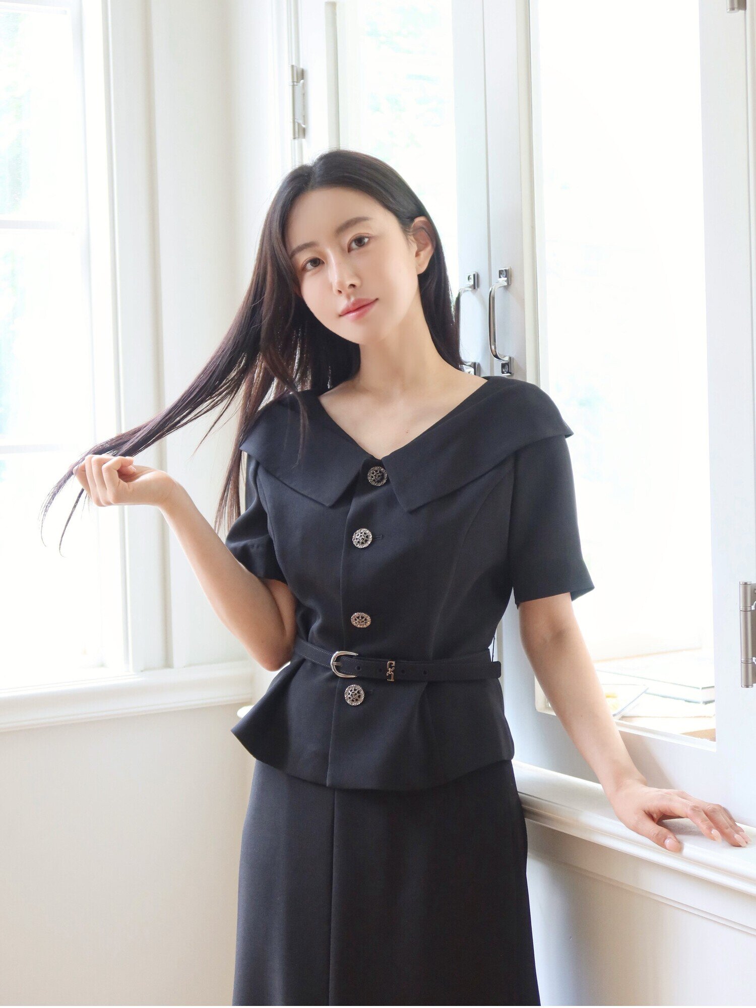 쥬얼 버튼 와이드 칼라 블라우스 (BLACK)