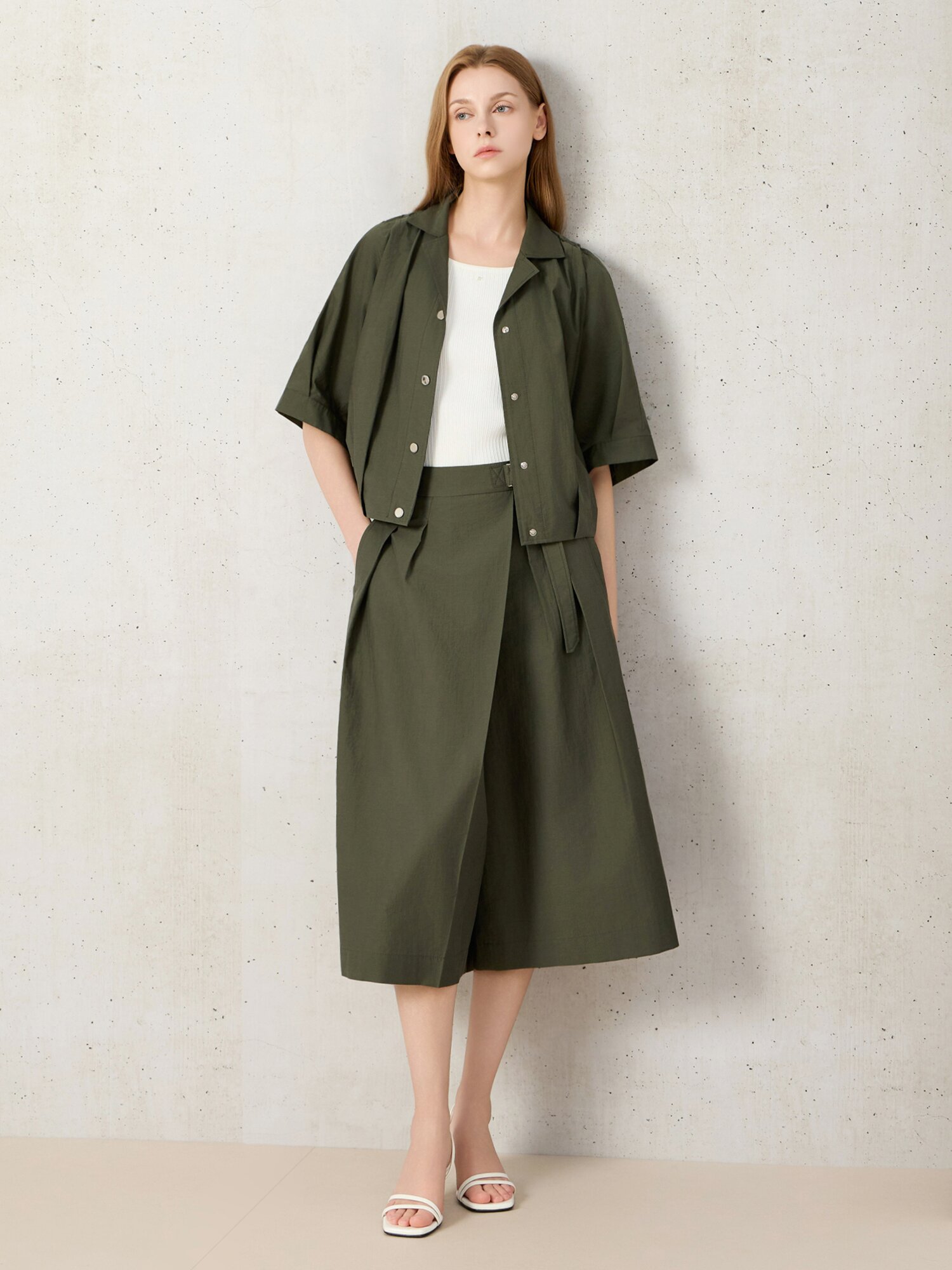 벨티드 랩 핀턱 하프 팬츠 (KHAKI)