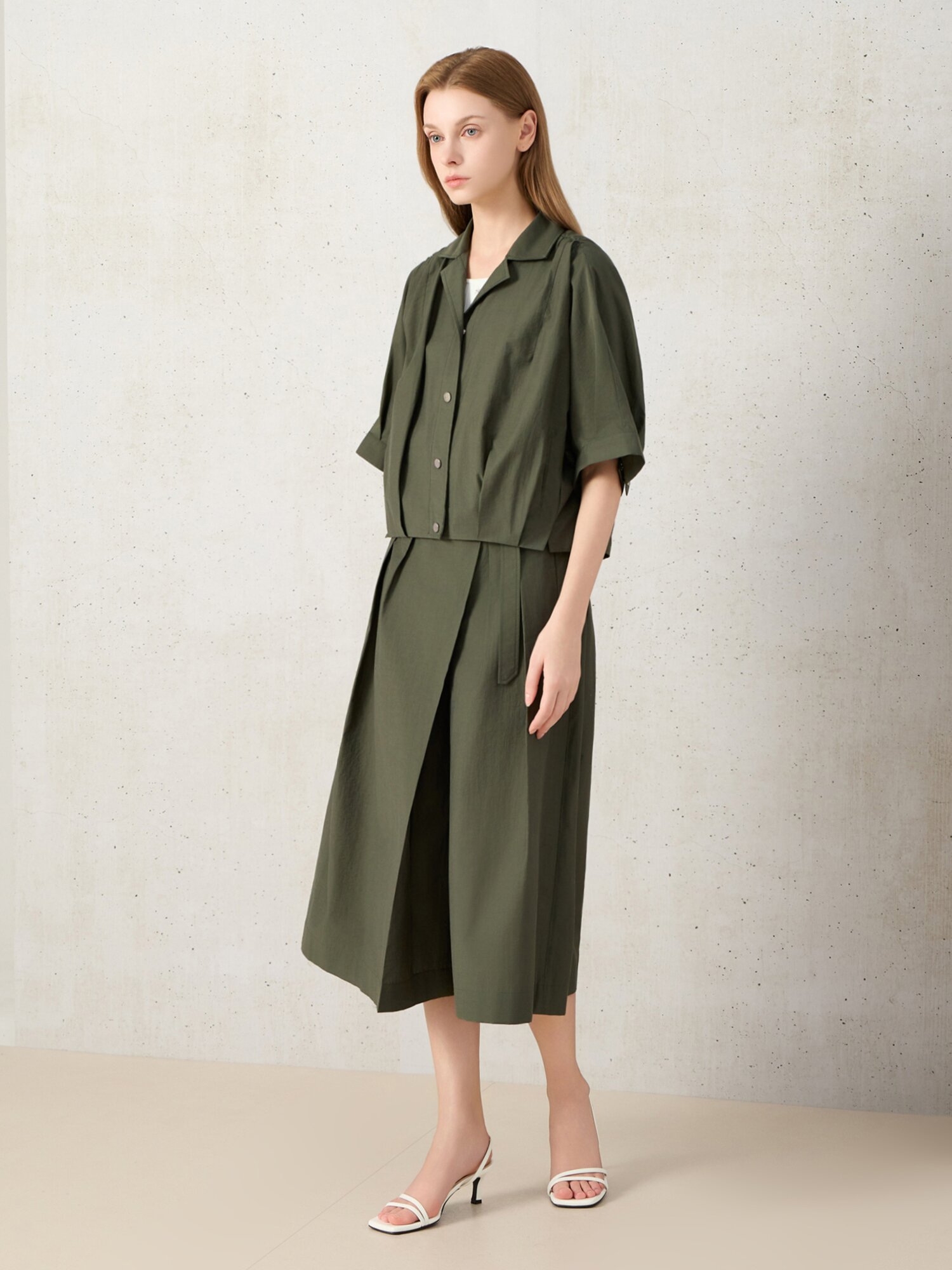 벨티드 랩 핀턱 하프 팬츠 (KHAKI)