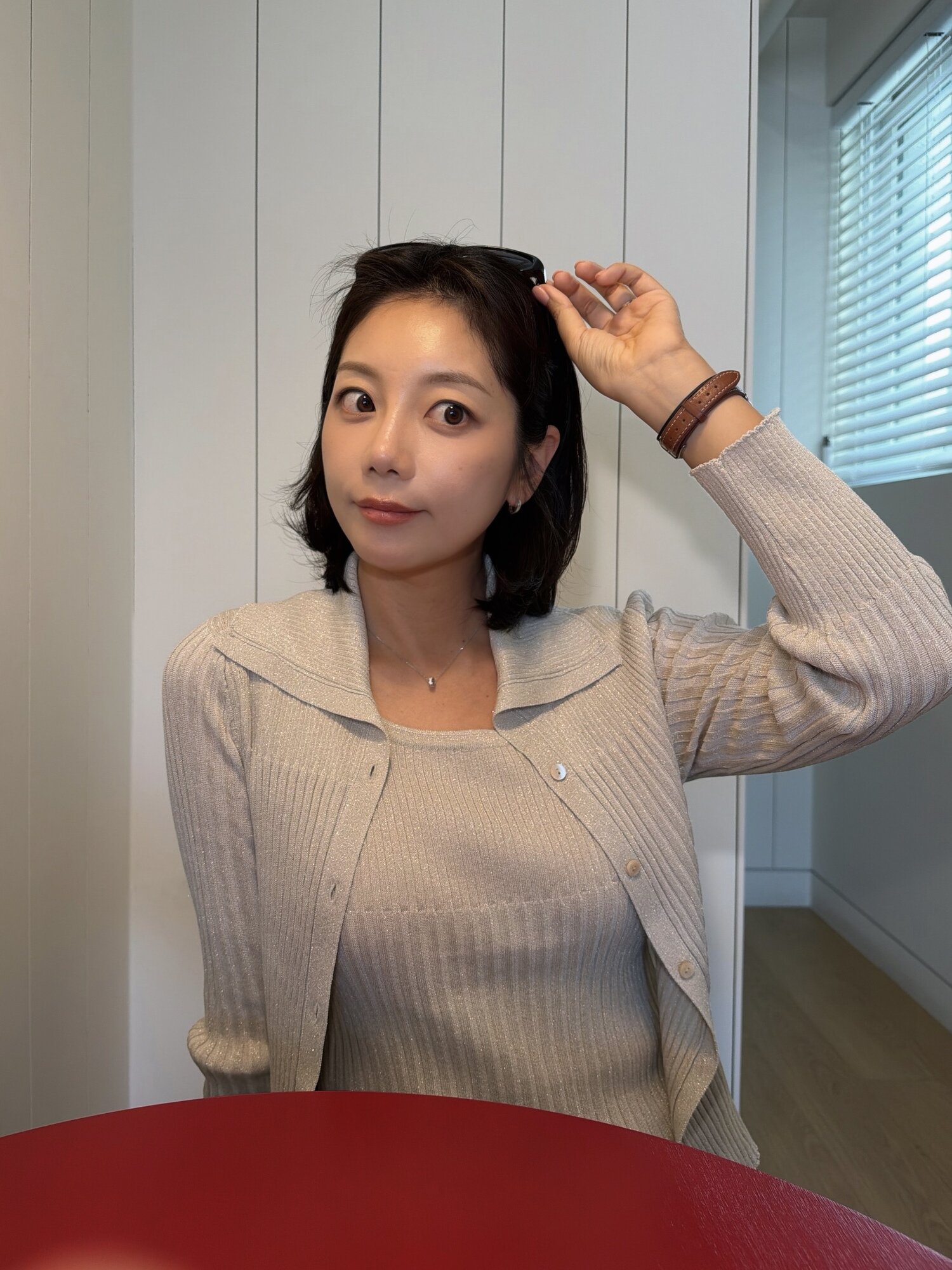글리터 와이드 칼라 크롭 가디건 (GOLD)