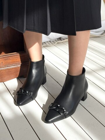 레이모 스틸레토 무광 체인 숏 앵클부츠 4cm