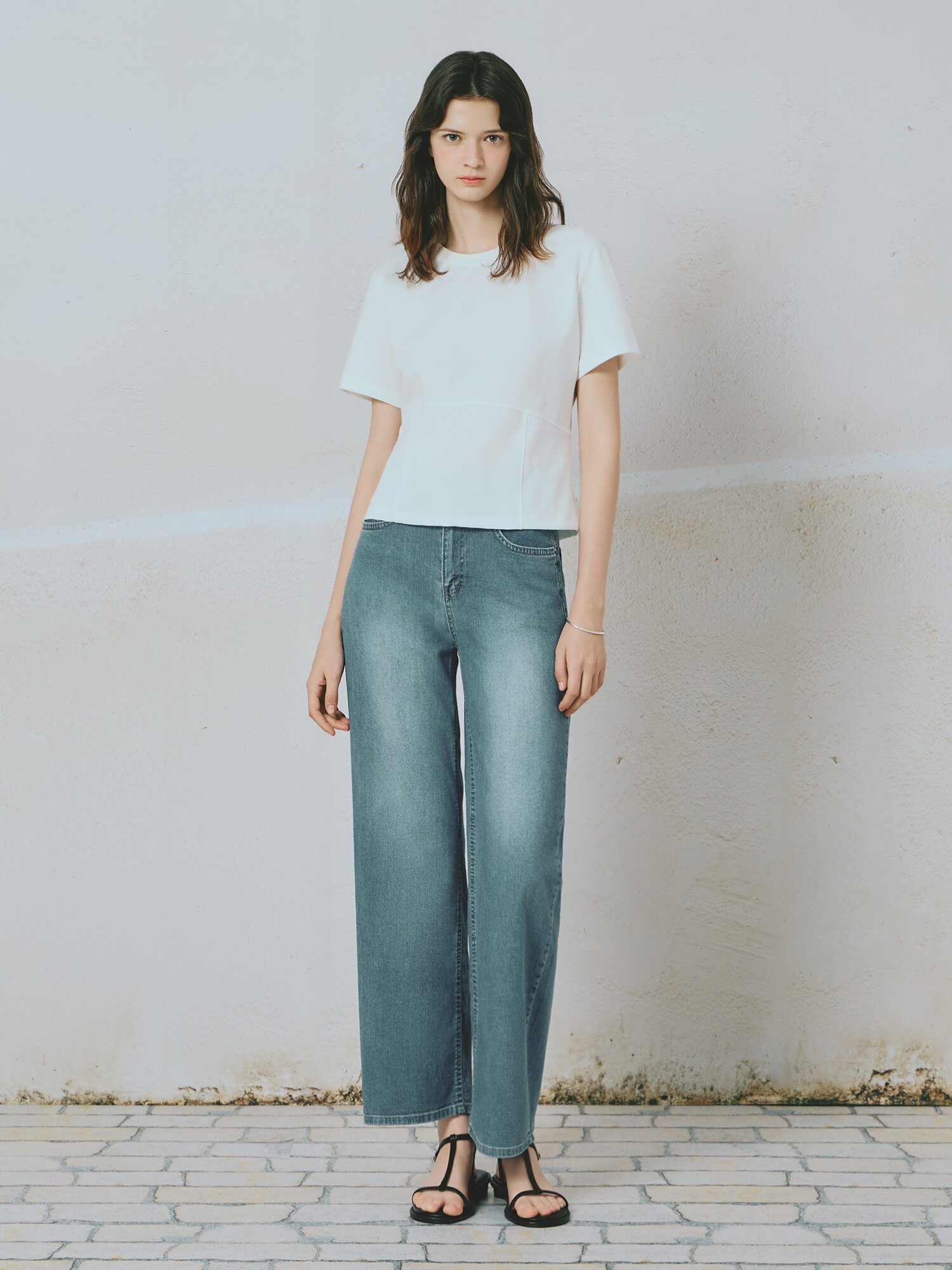 슬림 절개 자수 라운드넥 티셔츠 (WHITE)