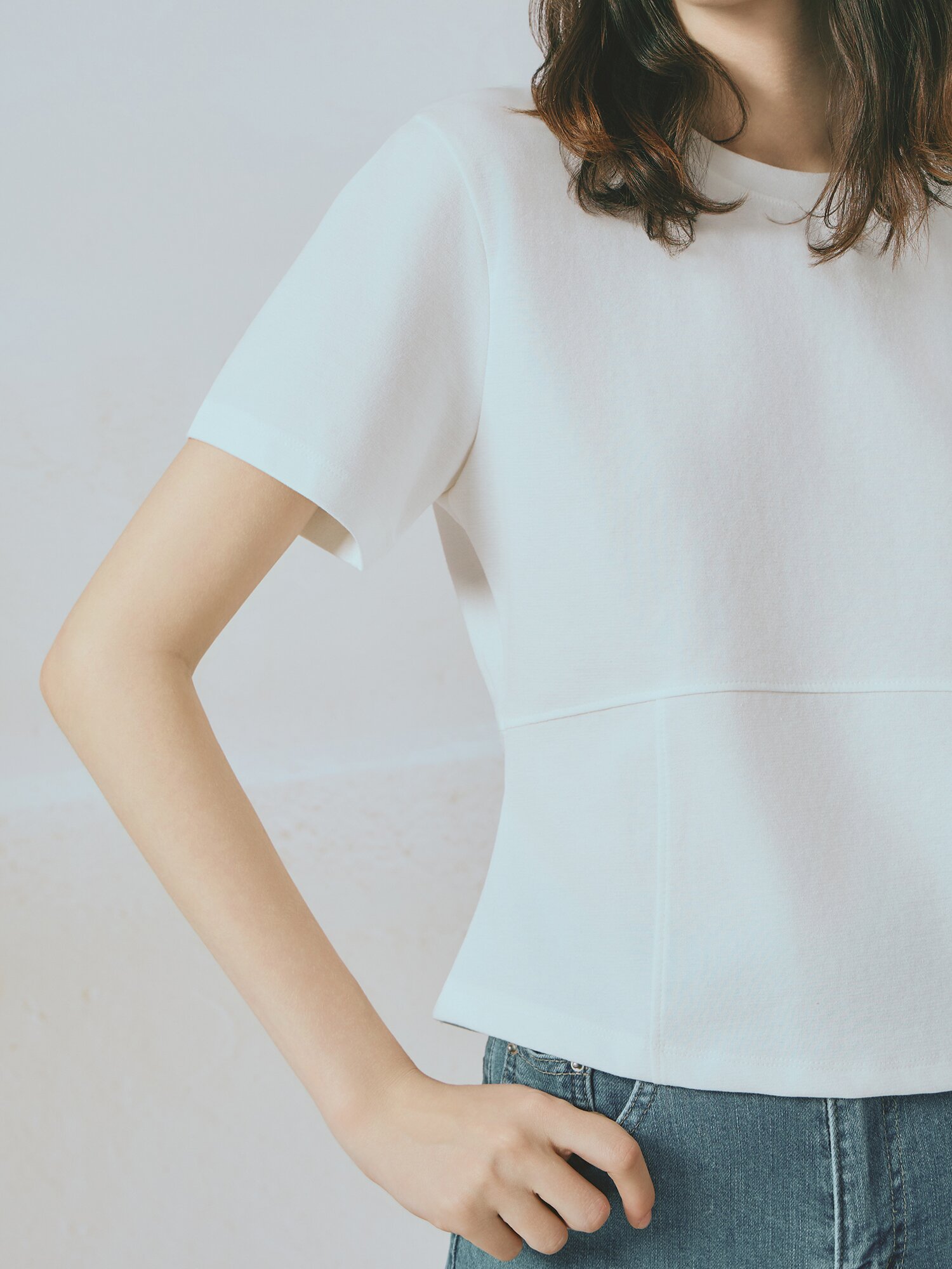 슬림 절개 자수 라운드넥 티셔츠 (WHITE)