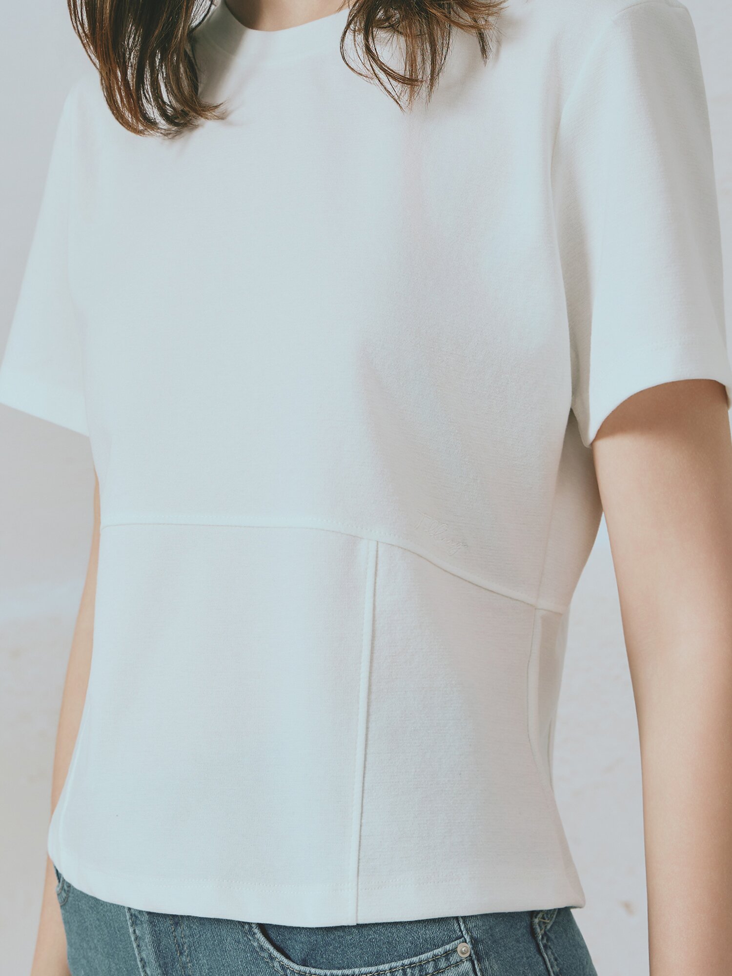 슬림 절개 자수 라운드넥 티셔츠 (WHITE)