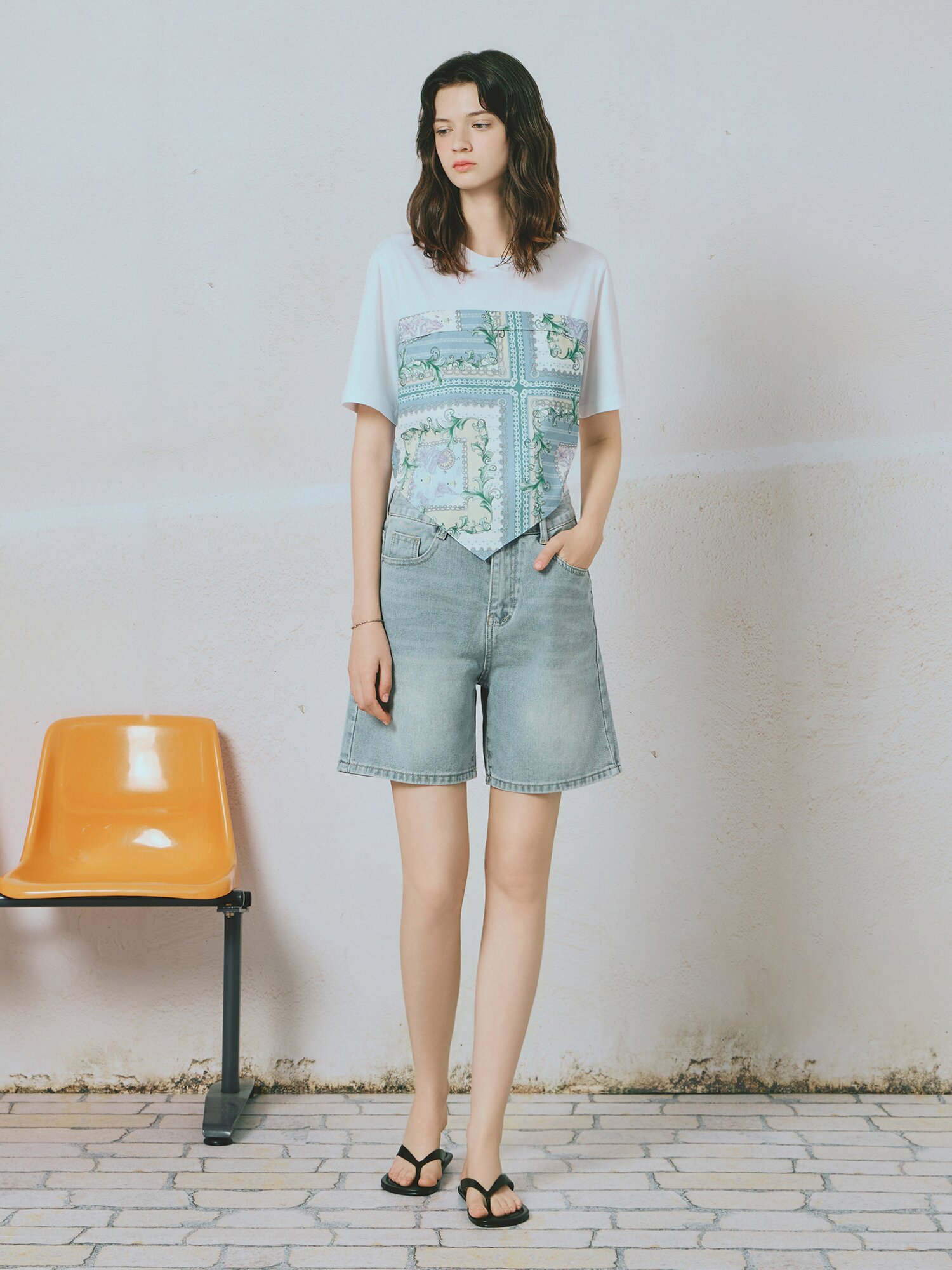 스카프 배색 라운드넥 티셔츠 (LIGHT BLUE)