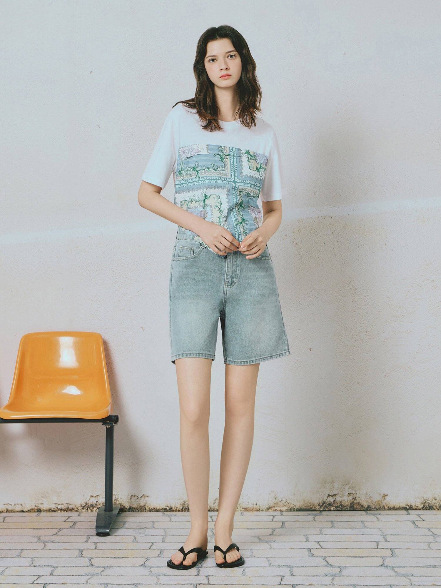 스카프 배색 라운드넥 티셔츠 (LIGHT BLUE)