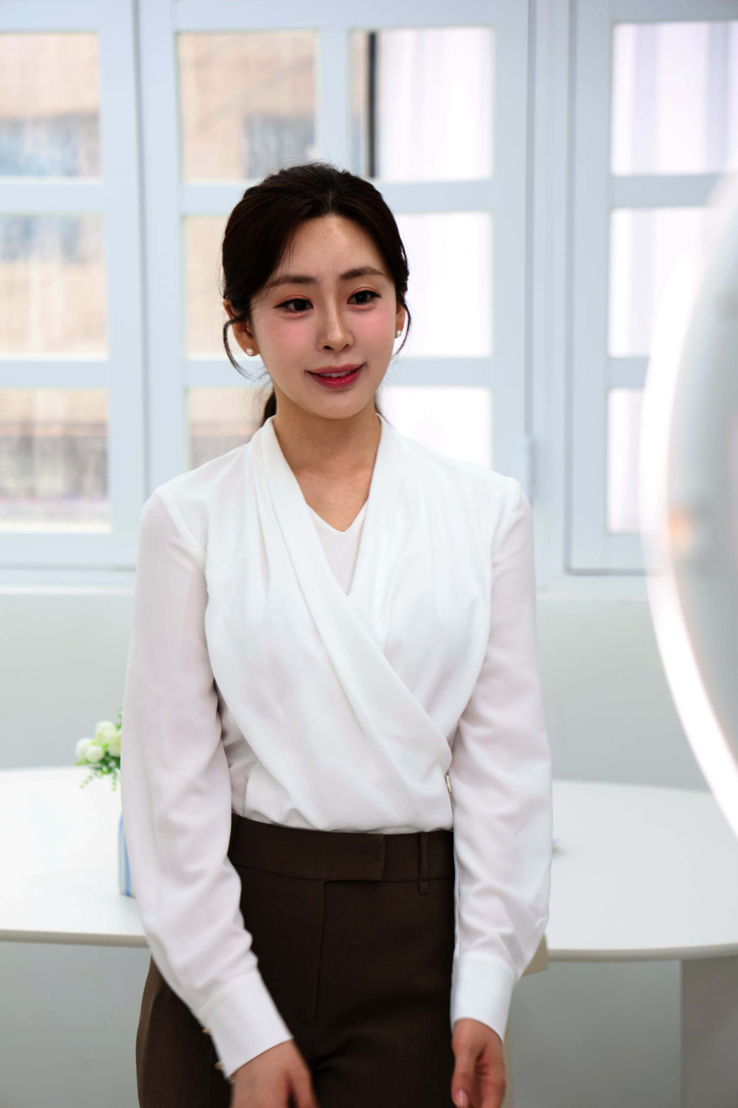 드레이프 랩 브이넥 블라우스 (IVORY)