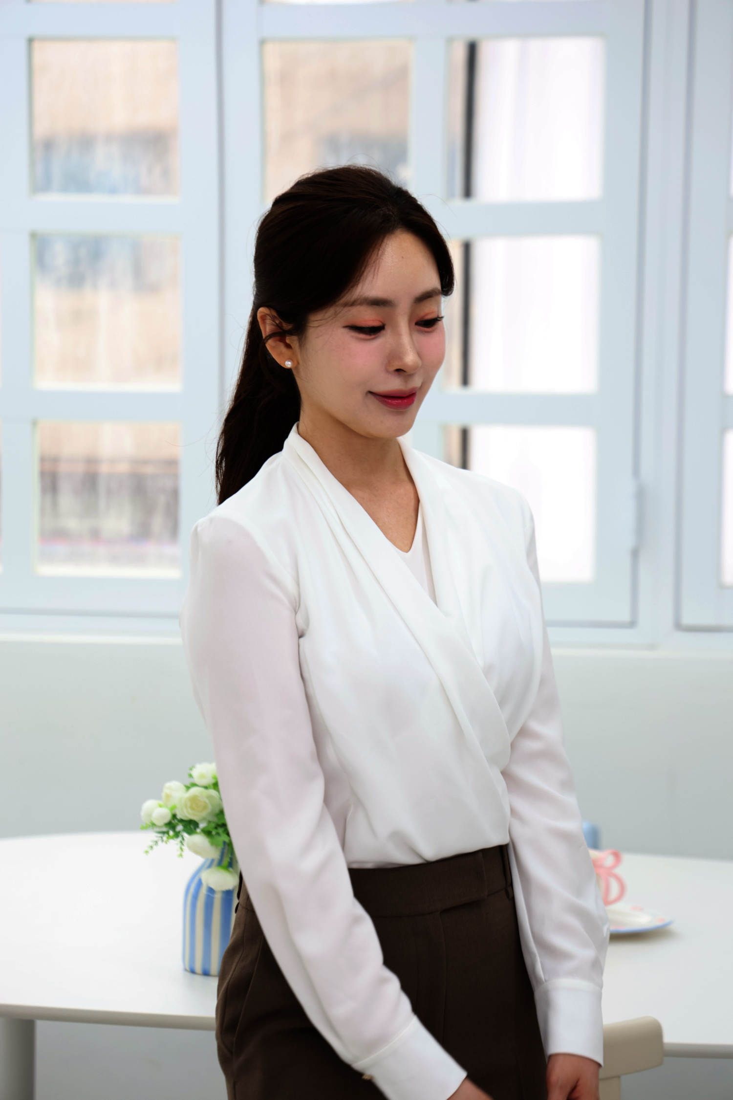 드레이프 랩 브이넥 블라우스 (IVORY)