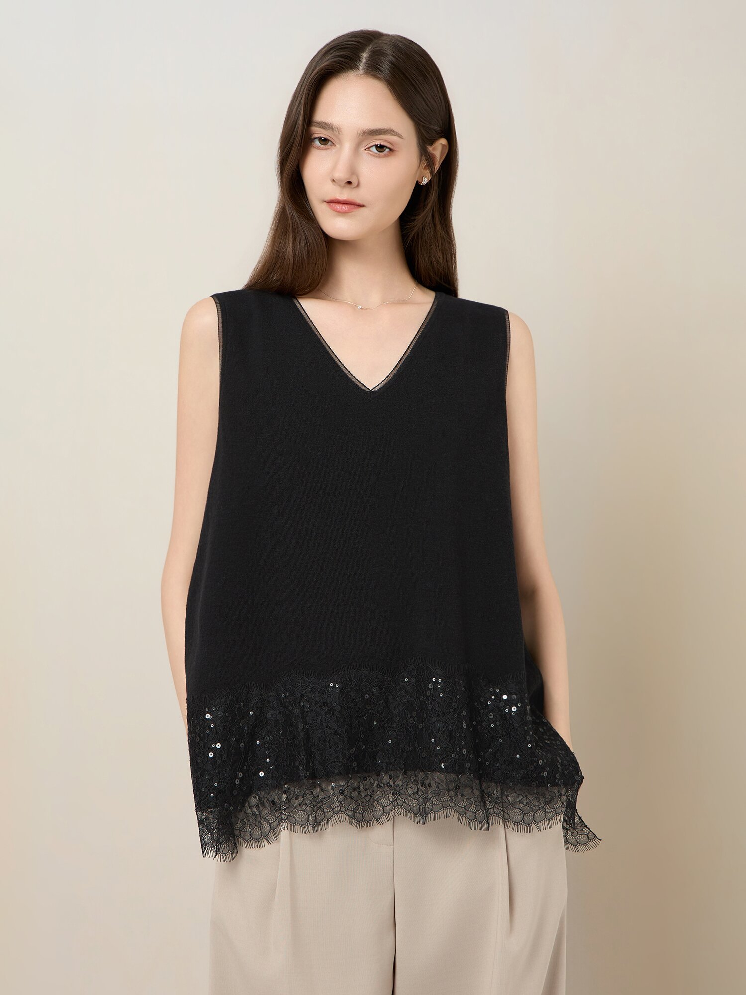 브이넥 플라워 레이스 슬리브리스 탑 (BLACK)