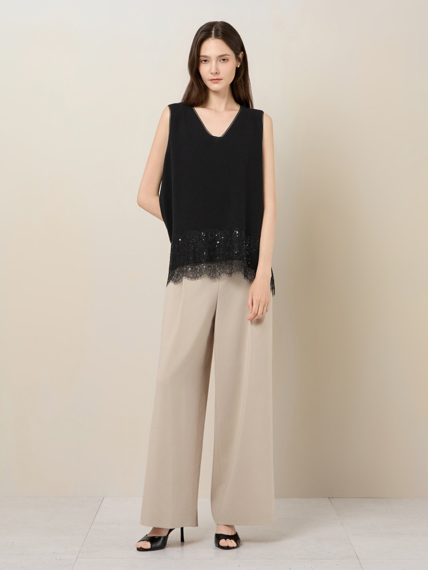 브이넥 플라워 레이스 슬리브리스 탑 (BLACK)
